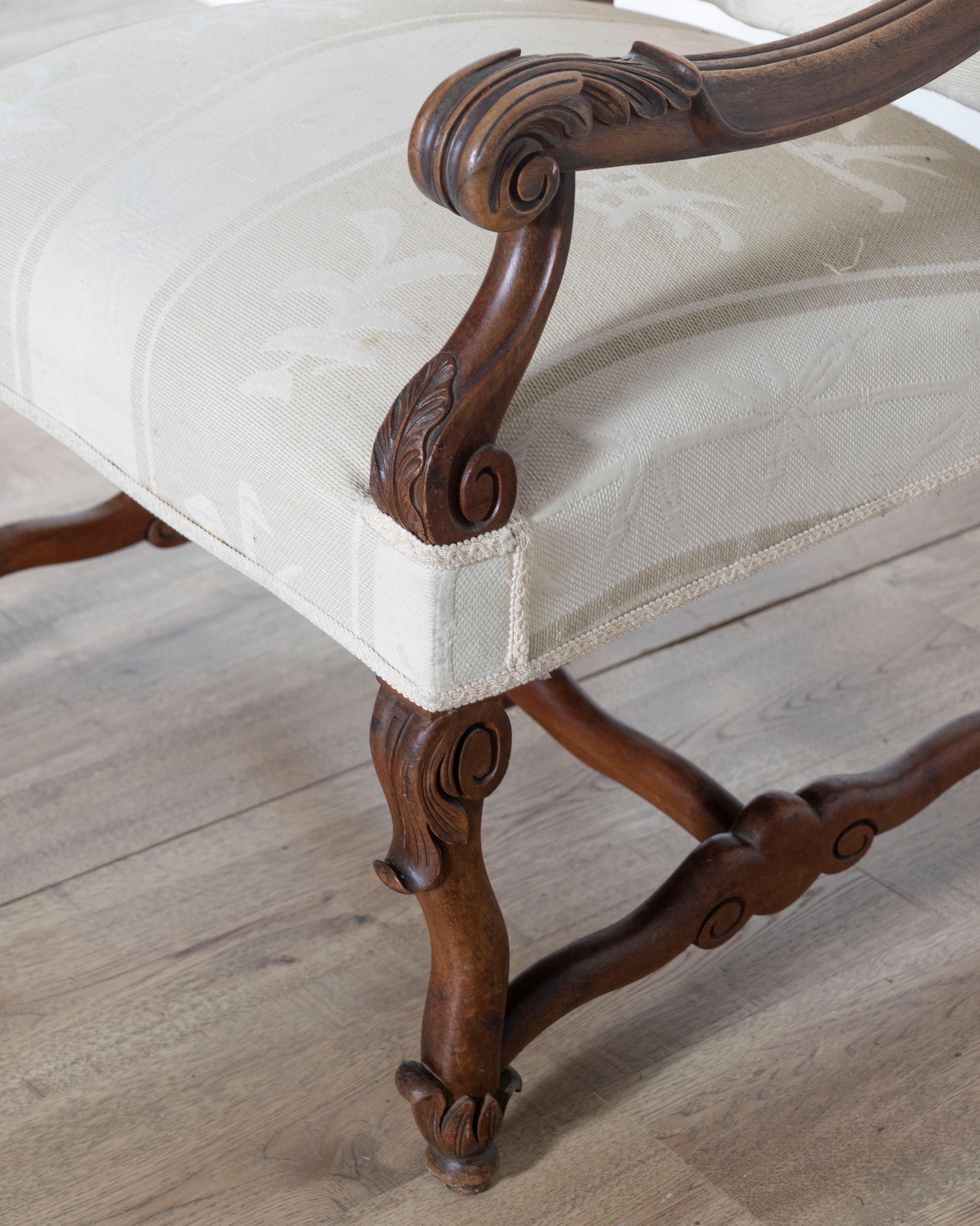 Coppia di grandi poltrone in stile Luigi XIII intagliate in Oak in vendita 1