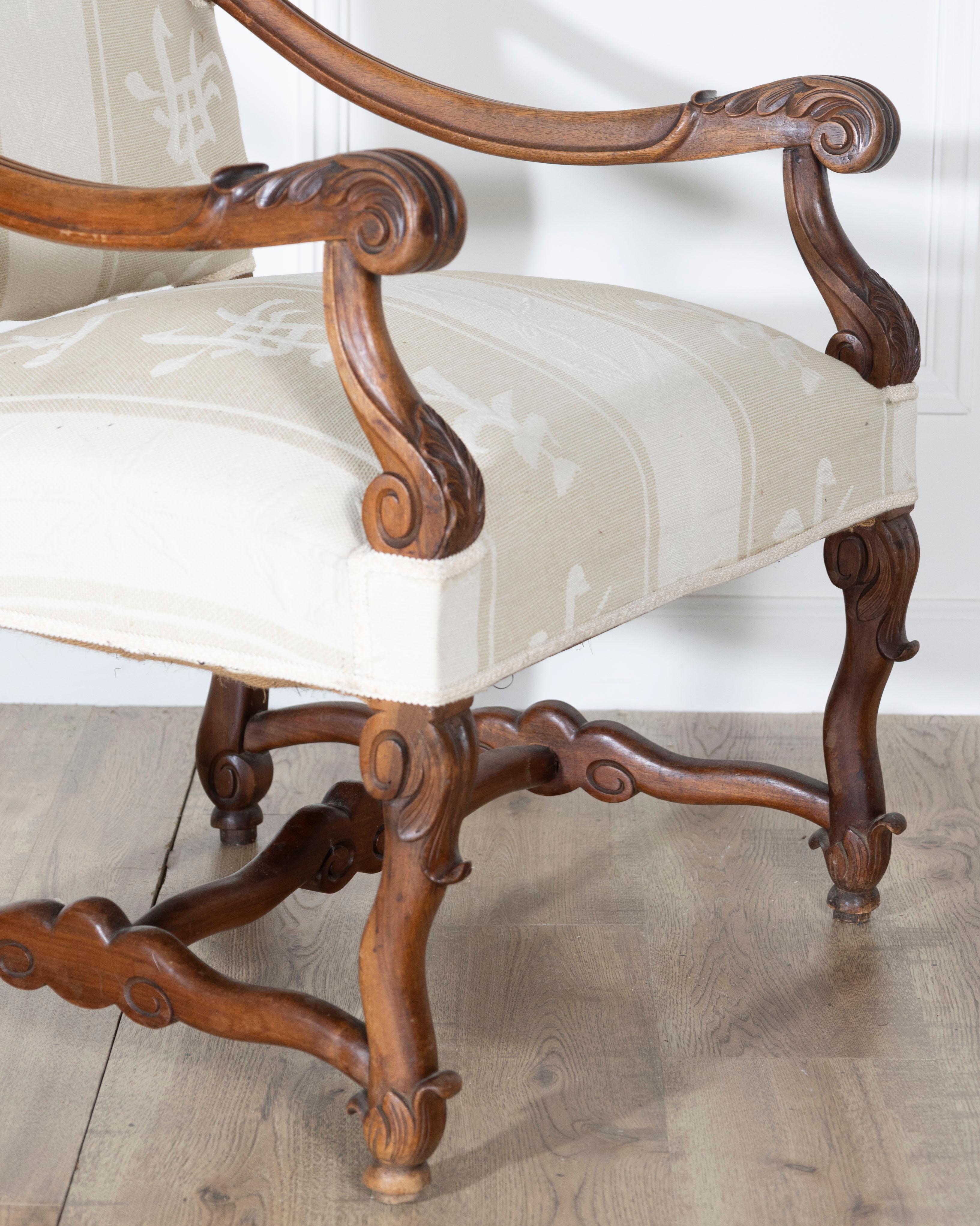 Coppia di grandi poltrone in stile Luigi XIII intagliate in Oak in vendita 3