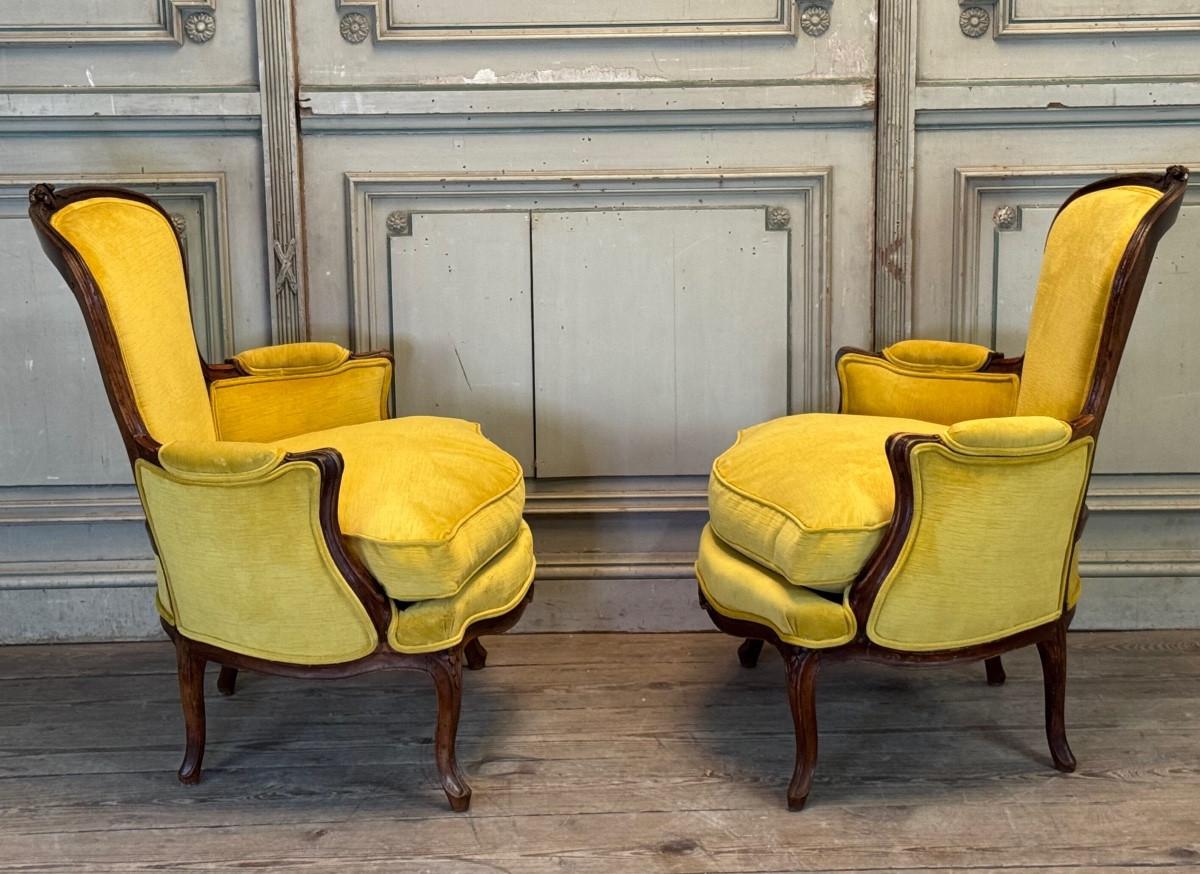 Legno Coppia di grandi poltrone bergère Luigi XV, timbrate da François Foliot in vendita