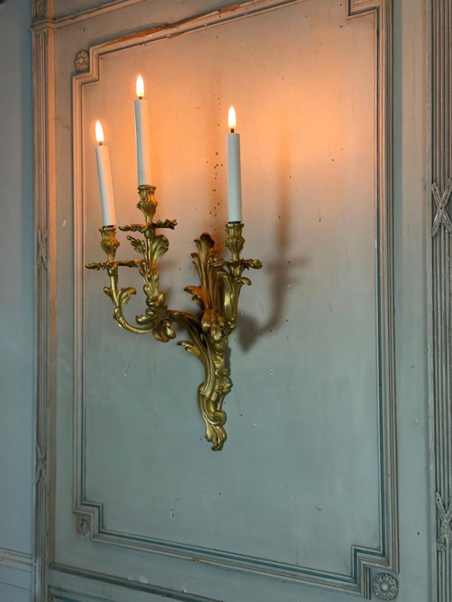 Pair of large Louis XV style wall lights, circa 1880 In condizioni ottime in vendita a Honnelles, WHT