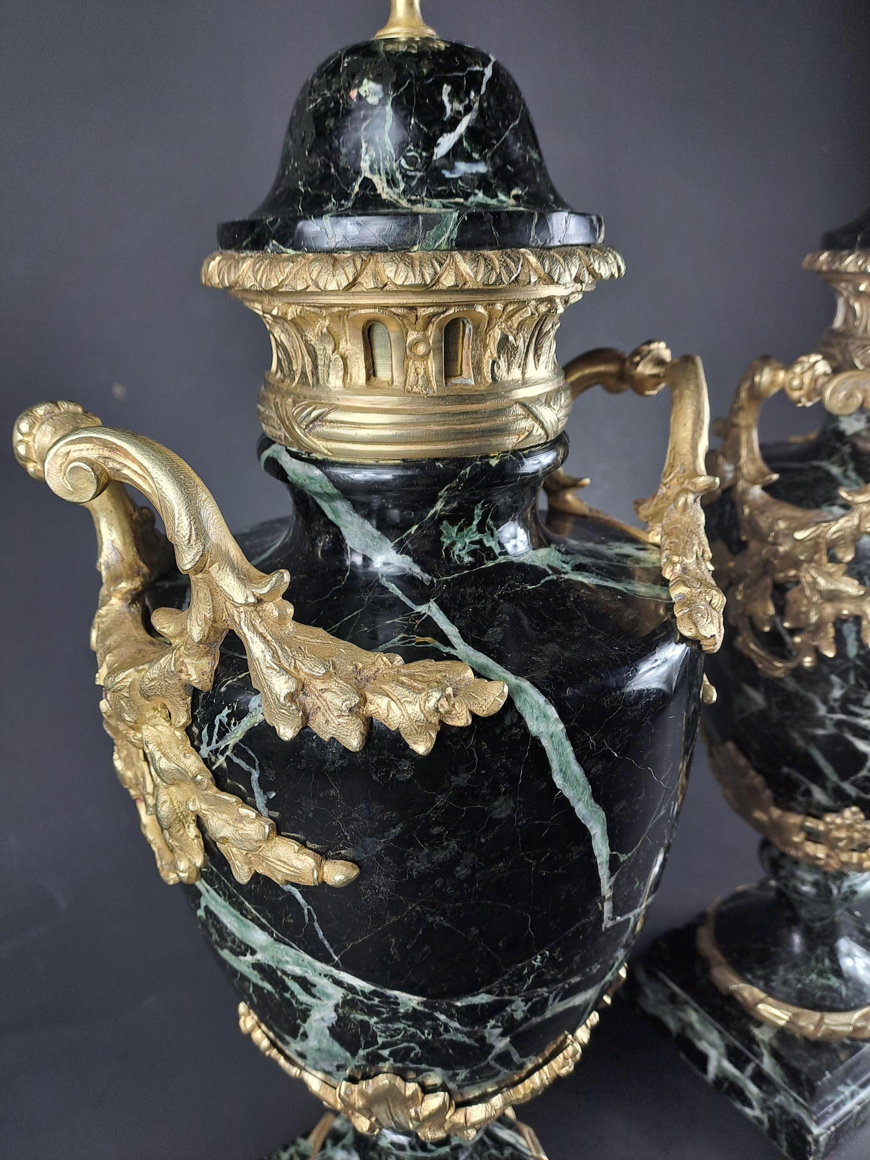 Coppia di grandi cassette in stile Luigi XVI in marmo verde mare e bronzo dorato in vendita 4