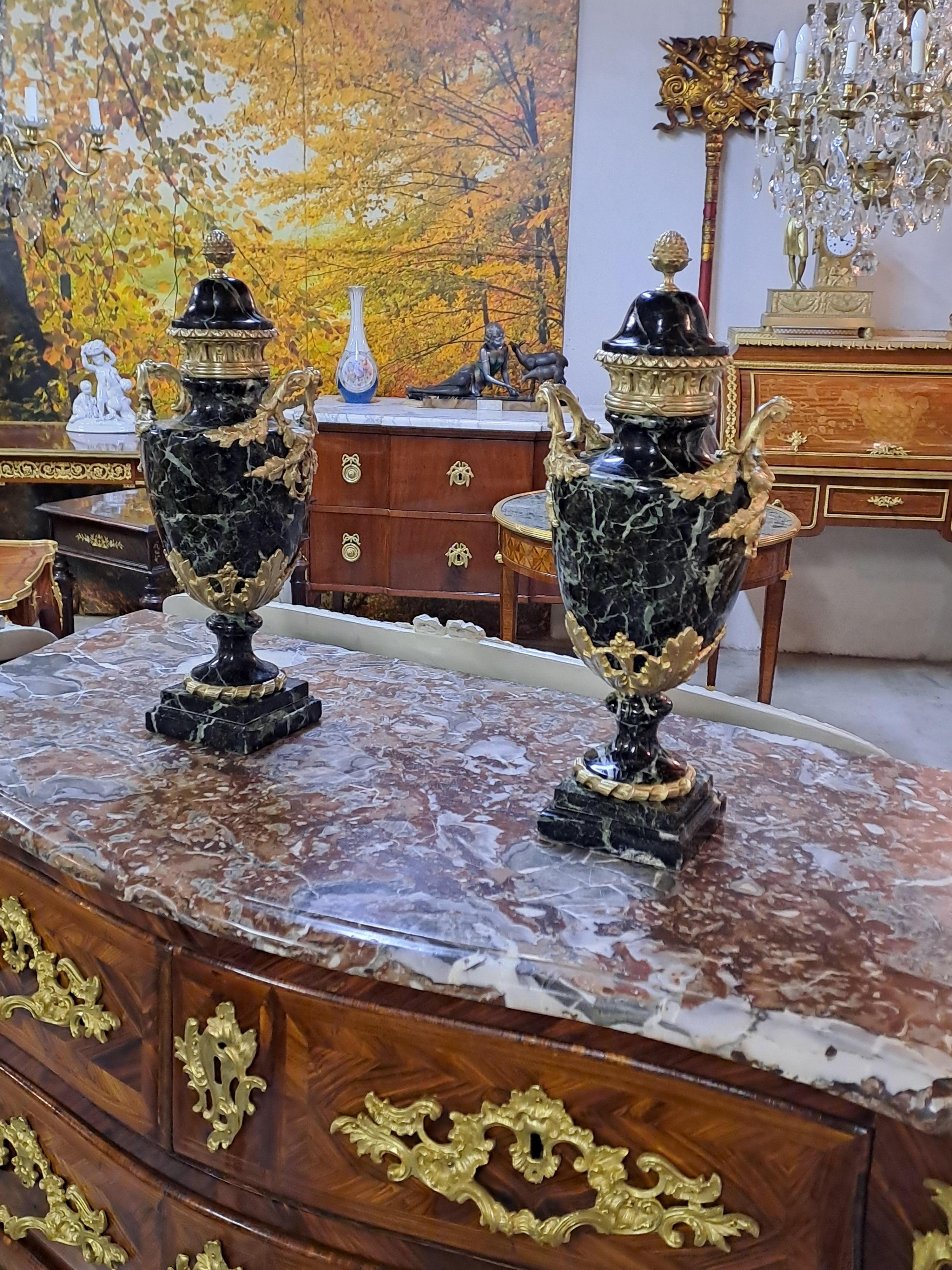 Coppia di grandi cassette in stile Luigi XVI in marmo verde mare e bronzo dorato in vendita 5