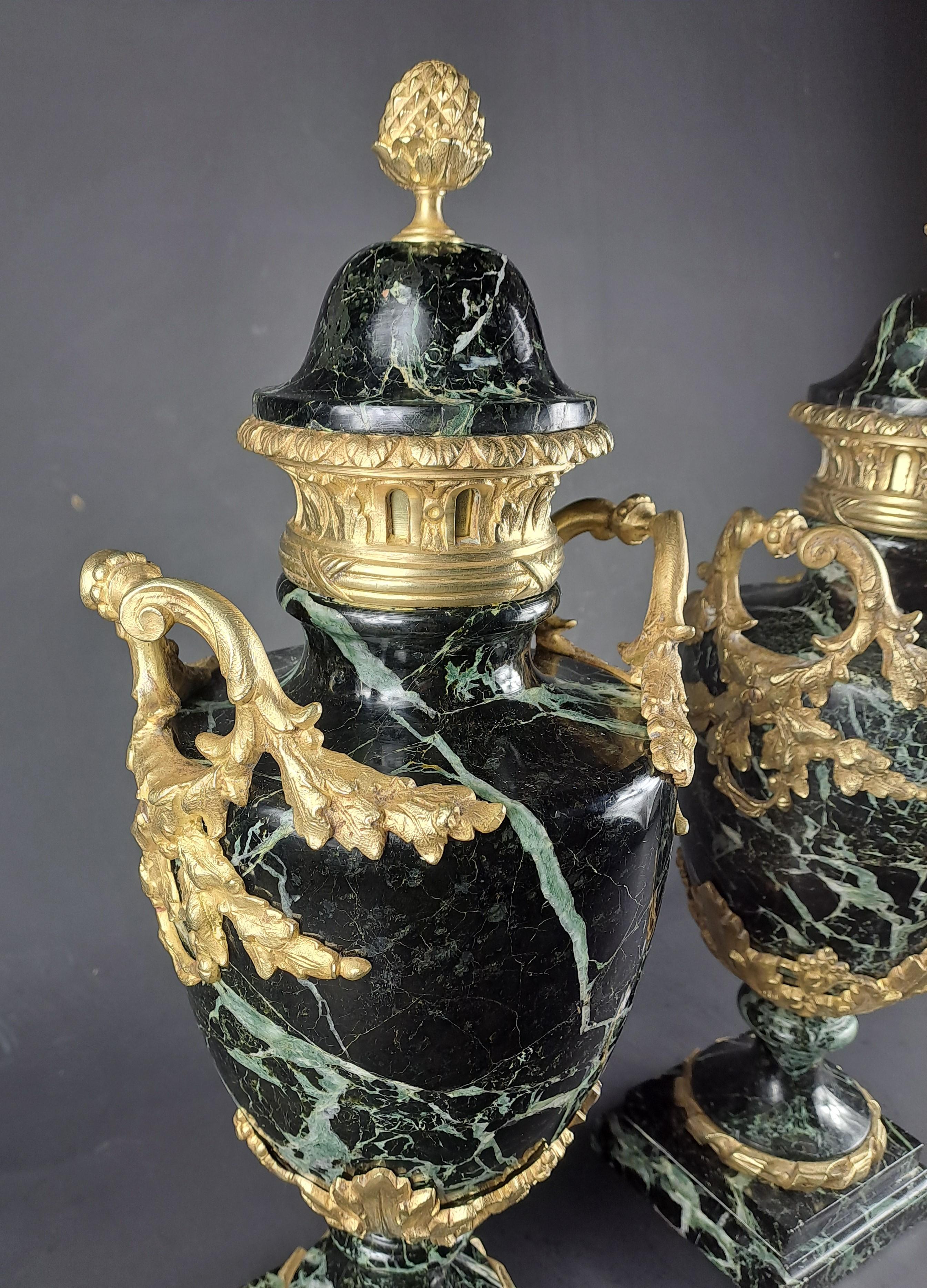 Francese Coppia di grandi cassette in stile Luigi XVI in marmo verde mare e bronzo dorato in vendita