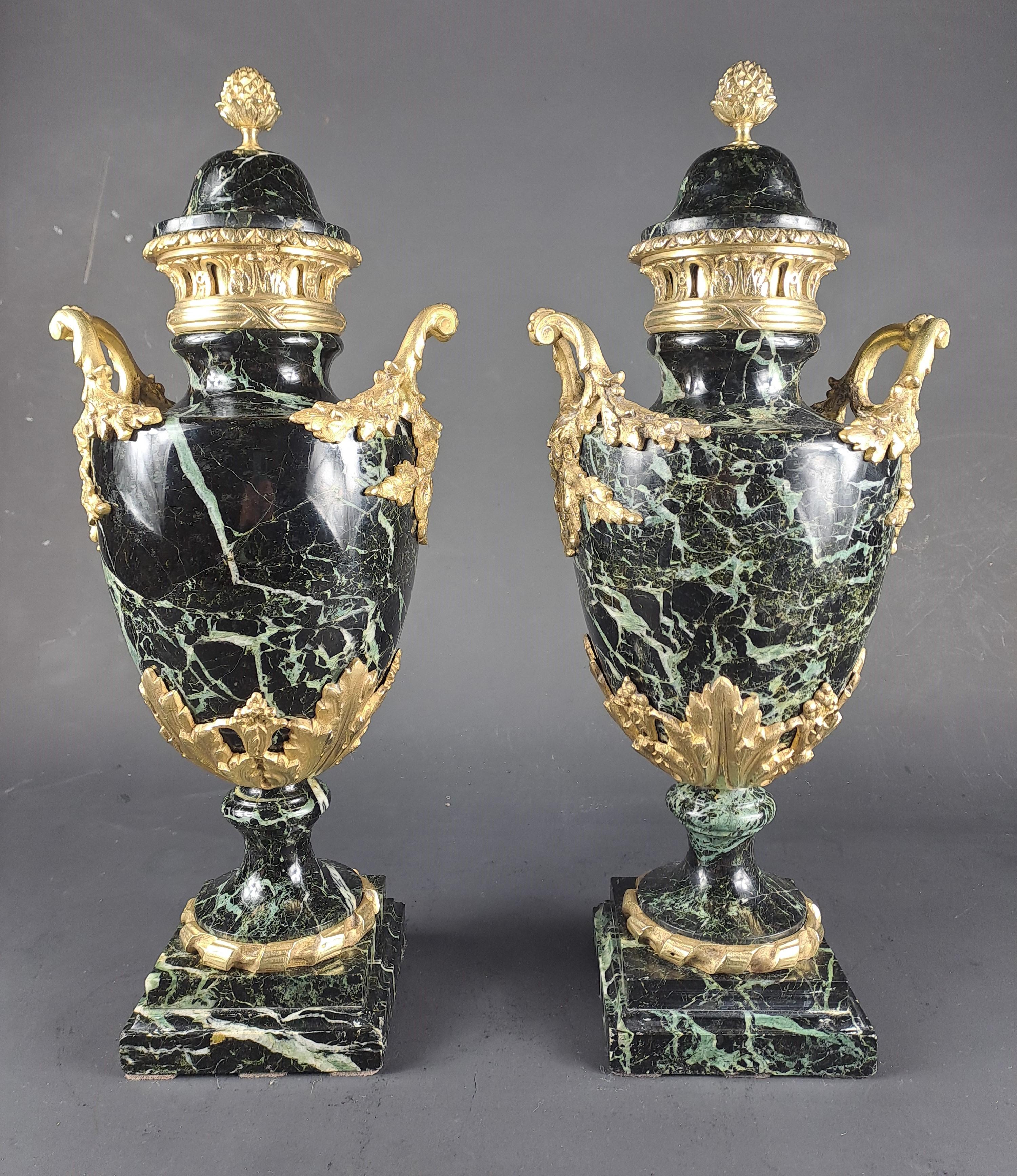 Dorato Coppia di grandi cassette in stile Luigi XVI in marmo verde mare e bronzo dorato in vendita