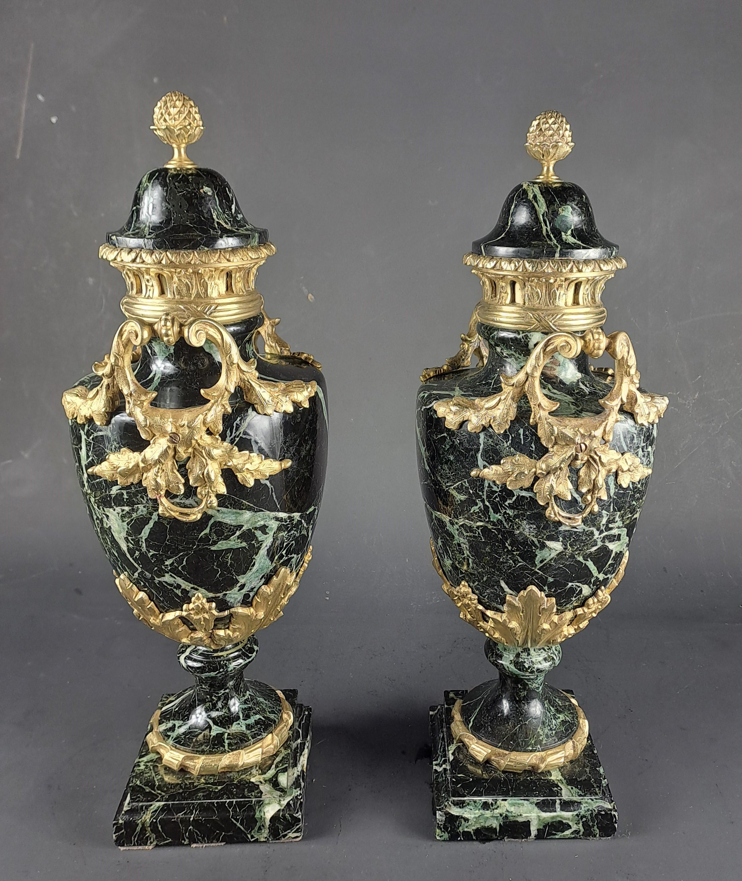 Coppia di grandi cassette in stile Luigi XVI in marmo verde mare e bronzo dorato In condizioni buone in vendita a BARSAC, FR