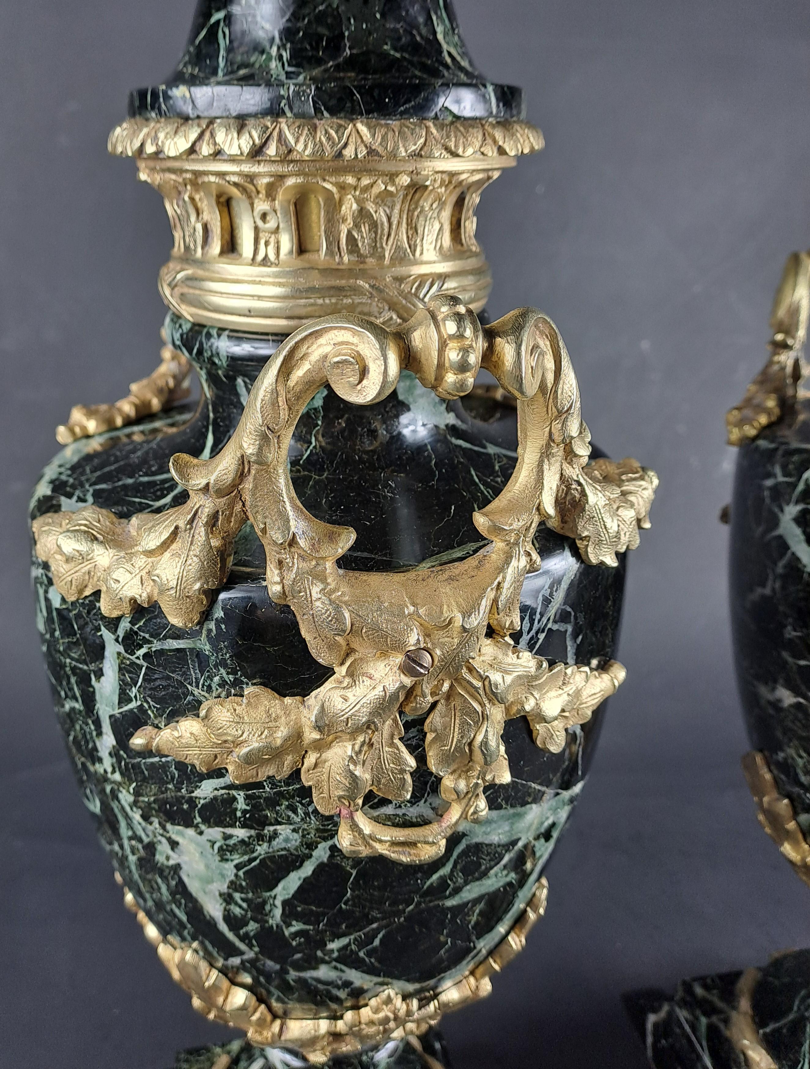 XIX secolo Coppia di grandi cassette in stile Luigi XVI in marmo verde mare e bronzo dorato in vendita