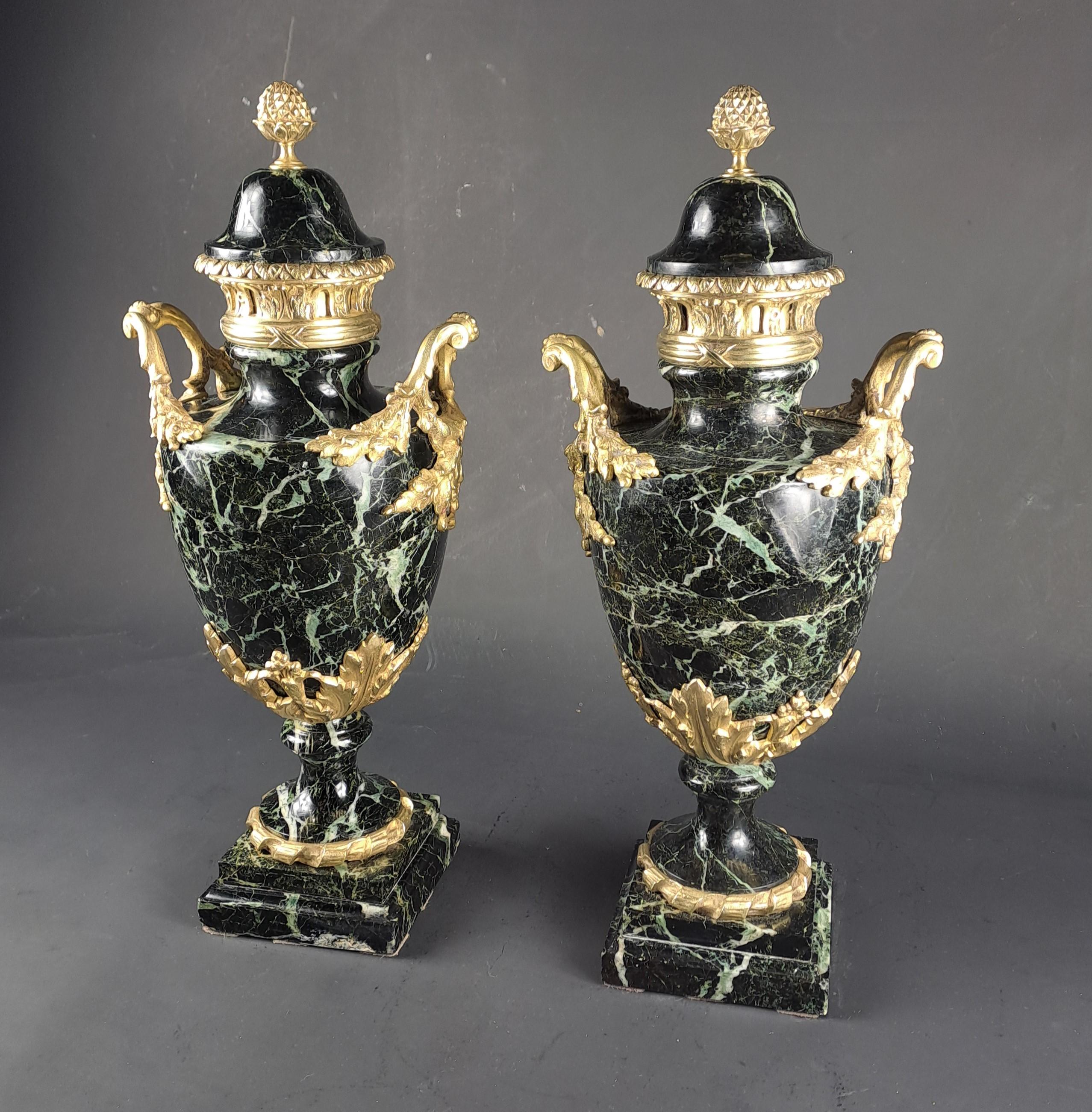 Coppia di grandi cassette in stile Luigi XVI in marmo verde mare e bronzo dorato in vendita 1