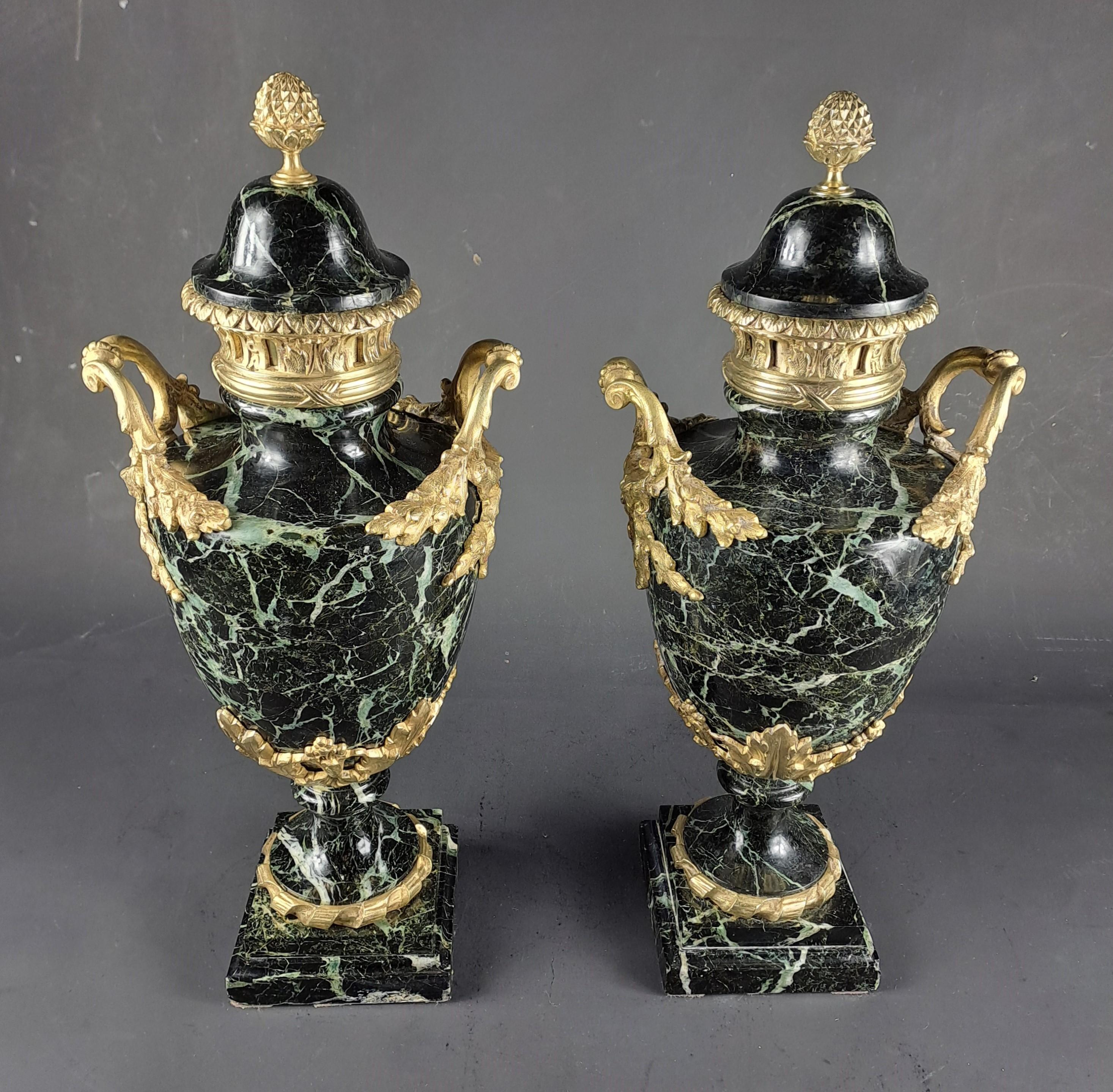 Coppia di grandi cassette in stile Luigi XVI in marmo verde mare e bronzo dorato in vendita 2