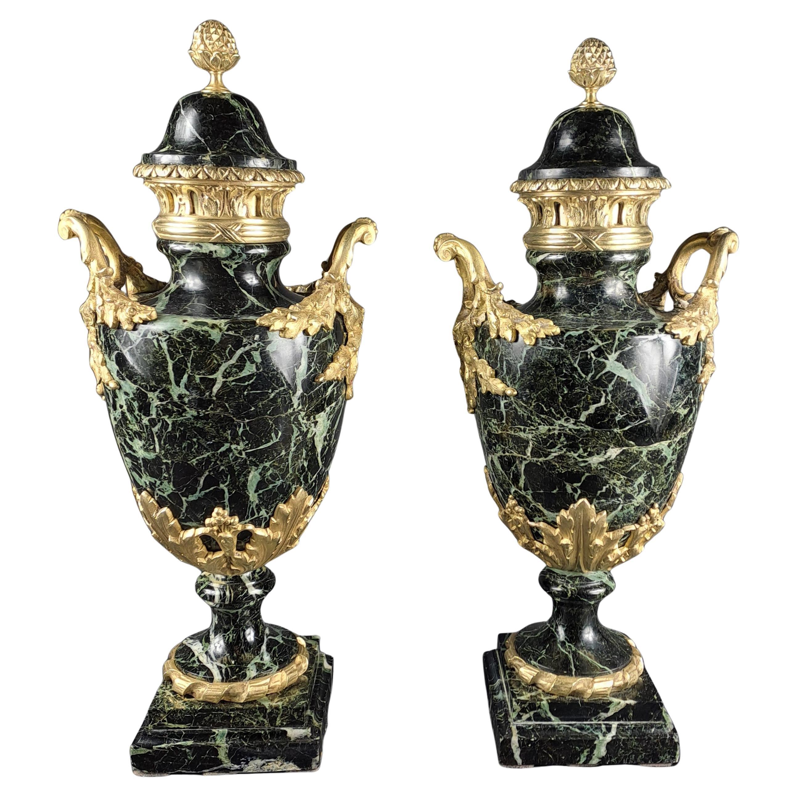 Coppia di grandi cassette in stile Luigi XVI in marmo verde mare e bronzo dorato