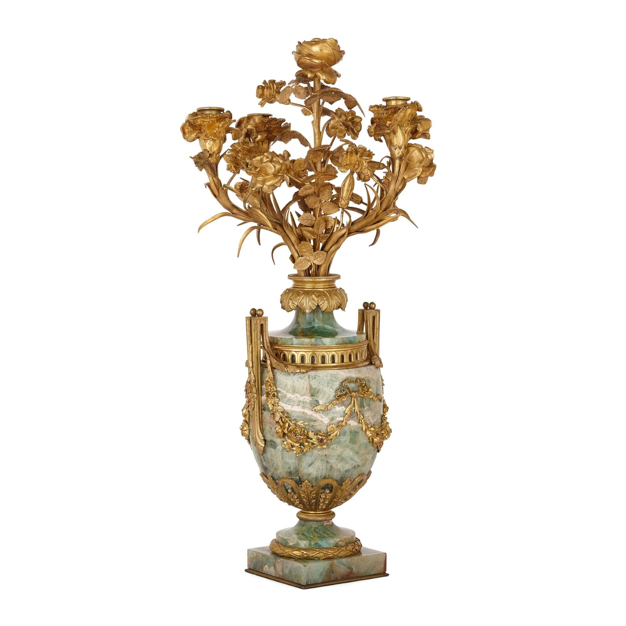 Paar große Fluorspar-Kandelaber aus vergoldeter Bronze im Louis-XVI.-Stil, montiert (Louis XVI.) im Angebot