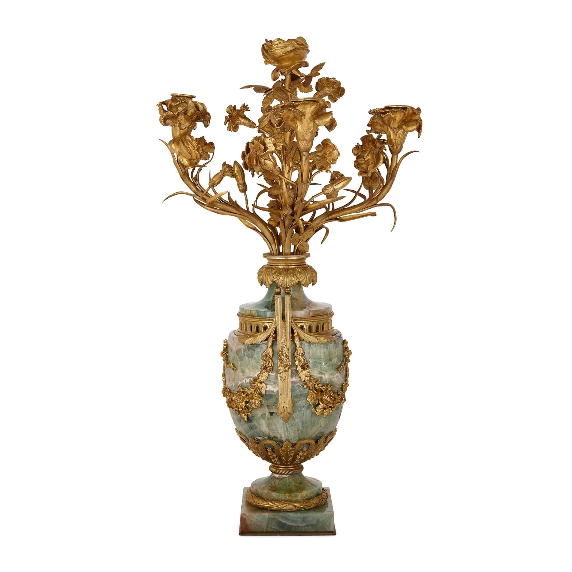 Paar große Fluorspar-Kandelaber aus vergoldeter Bronze im Louis-XVI.-Stil, montiert (Französisch) im Angebot