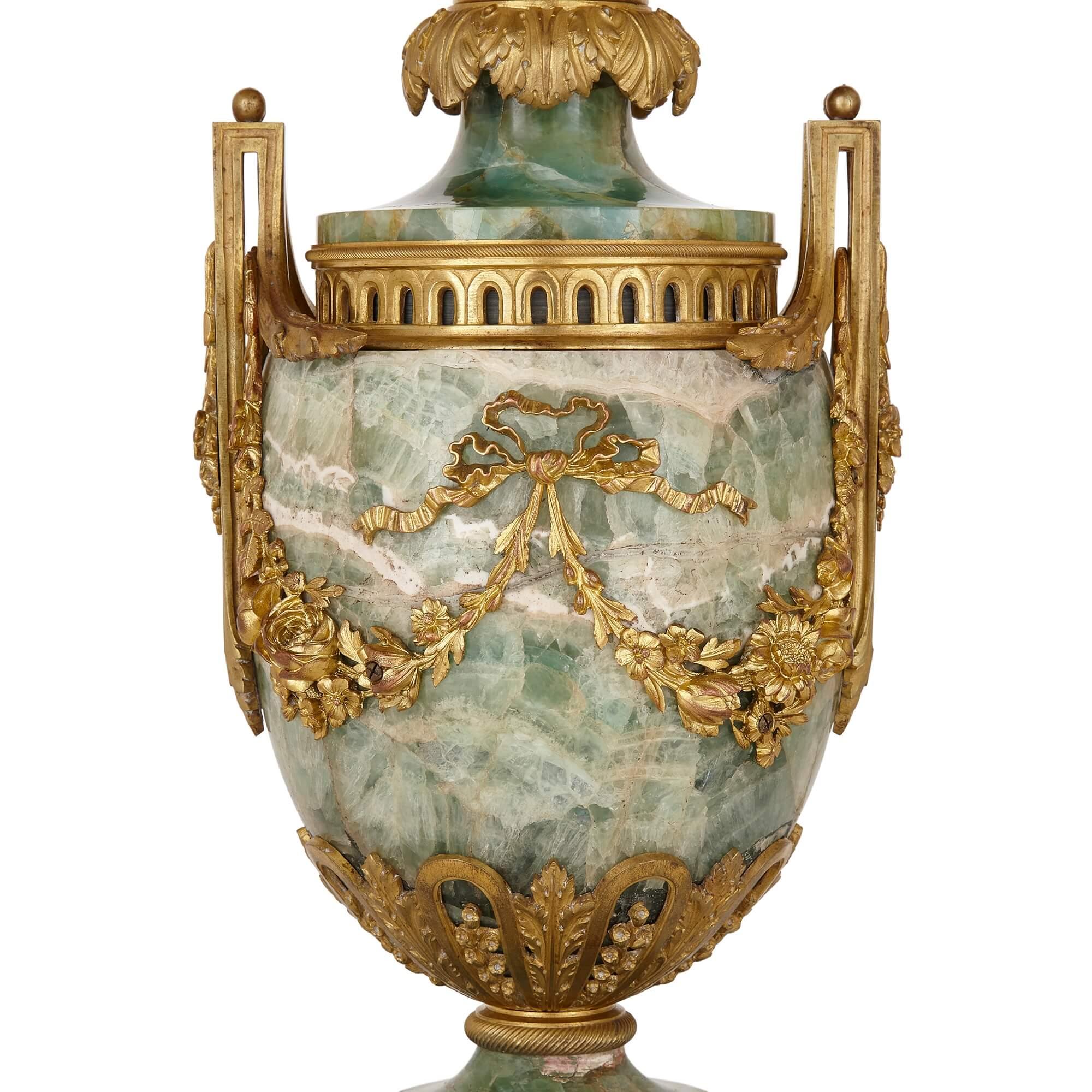Paar große Fluorspar-Kandelaber aus vergoldeter Bronze im Louis-XVI.-Stil, montiert im Zustand „Gut“ im Angebot in London, GB