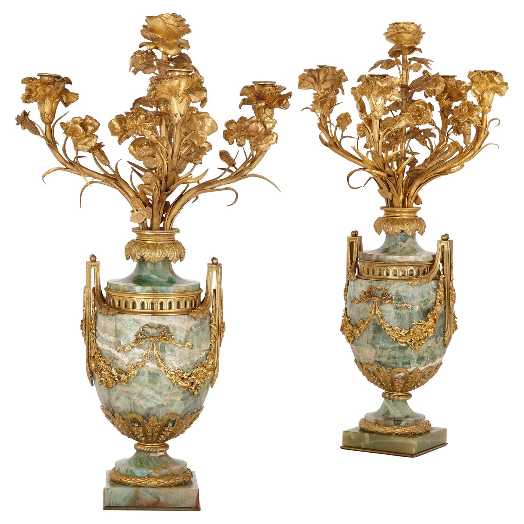 Paar große Fluorspar-Kandelaber aus vergoldeter Bronze im Louis-XVI.-Stil, montiert im Angebot