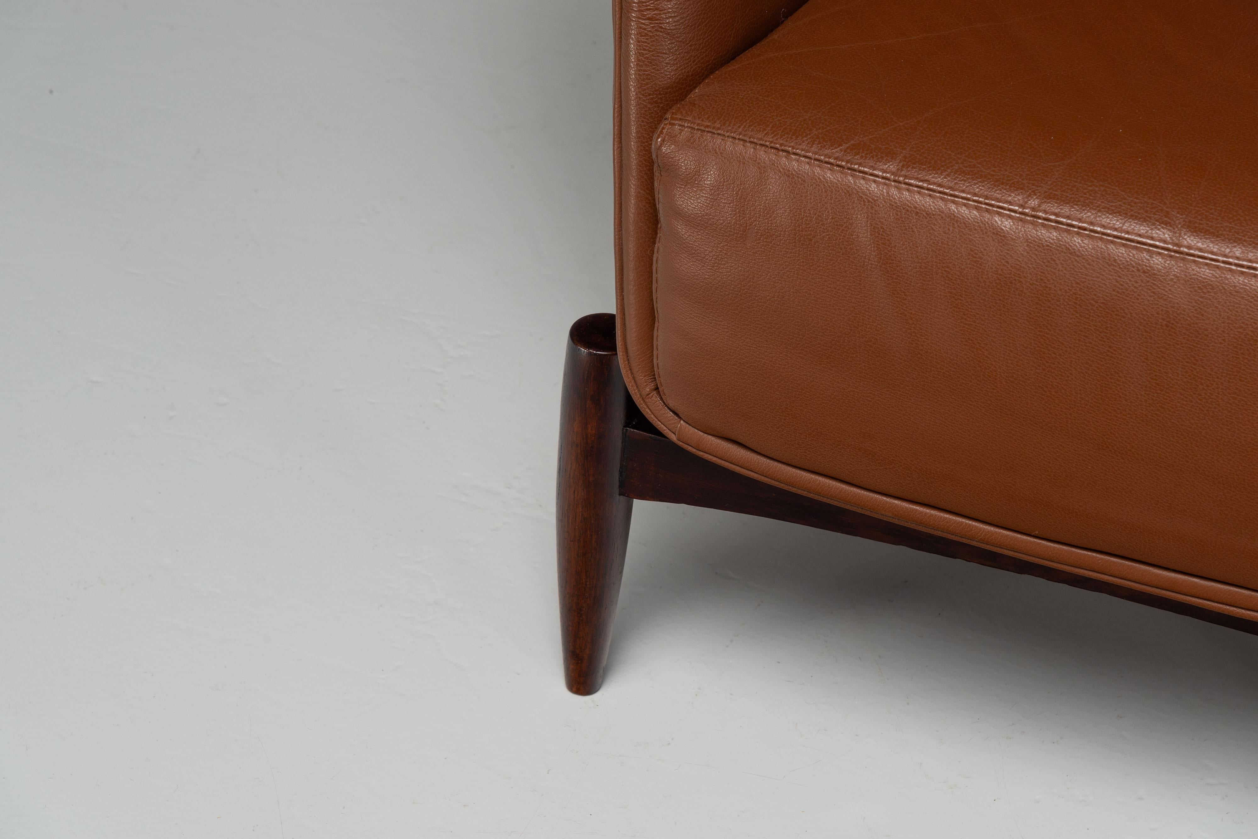 Coppia di grandi sedie da salotto con pouf Italia 1960 in vendita 3