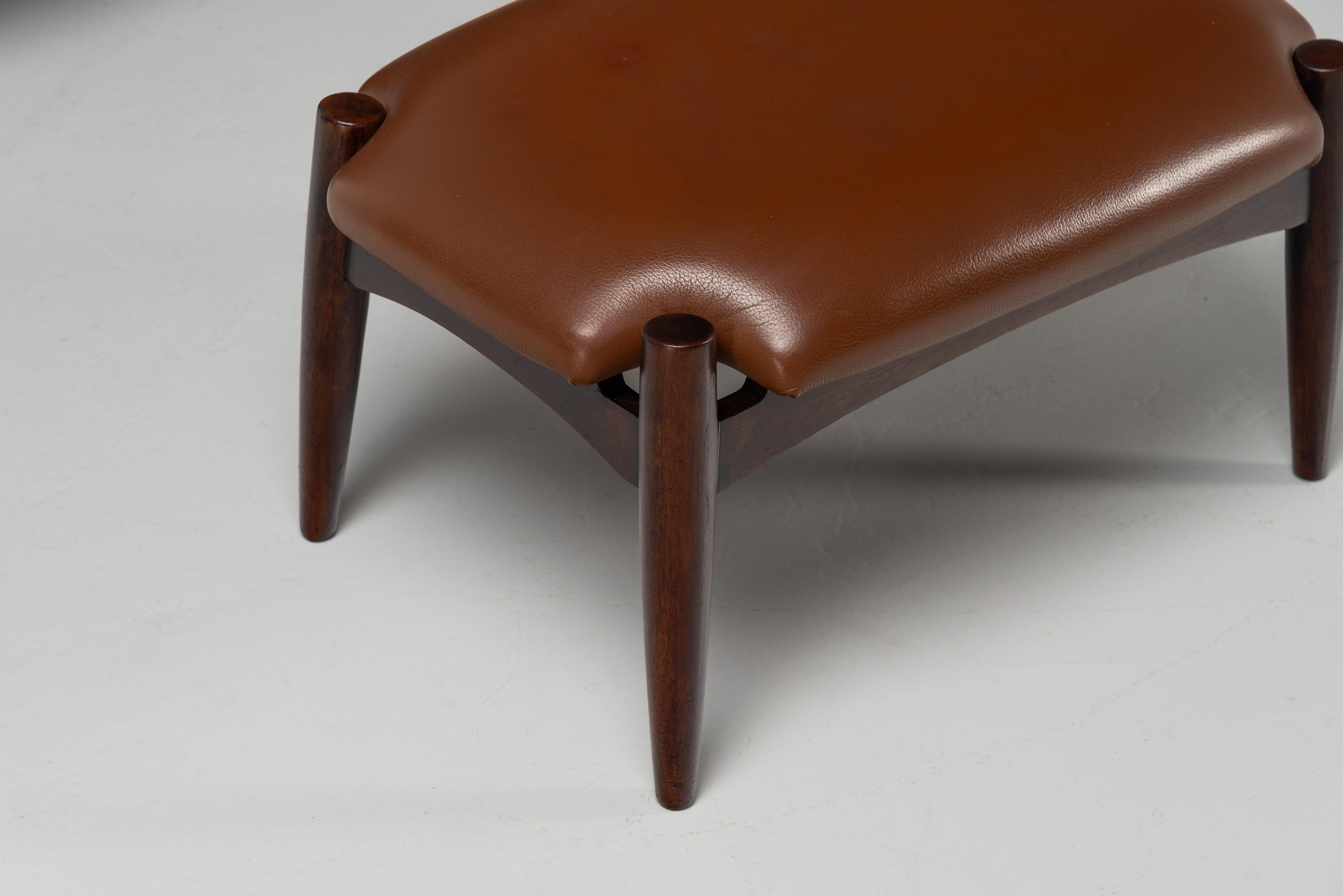 Coppia di grandi sedie da salotto con pouf Italia 1960 in vendita 4