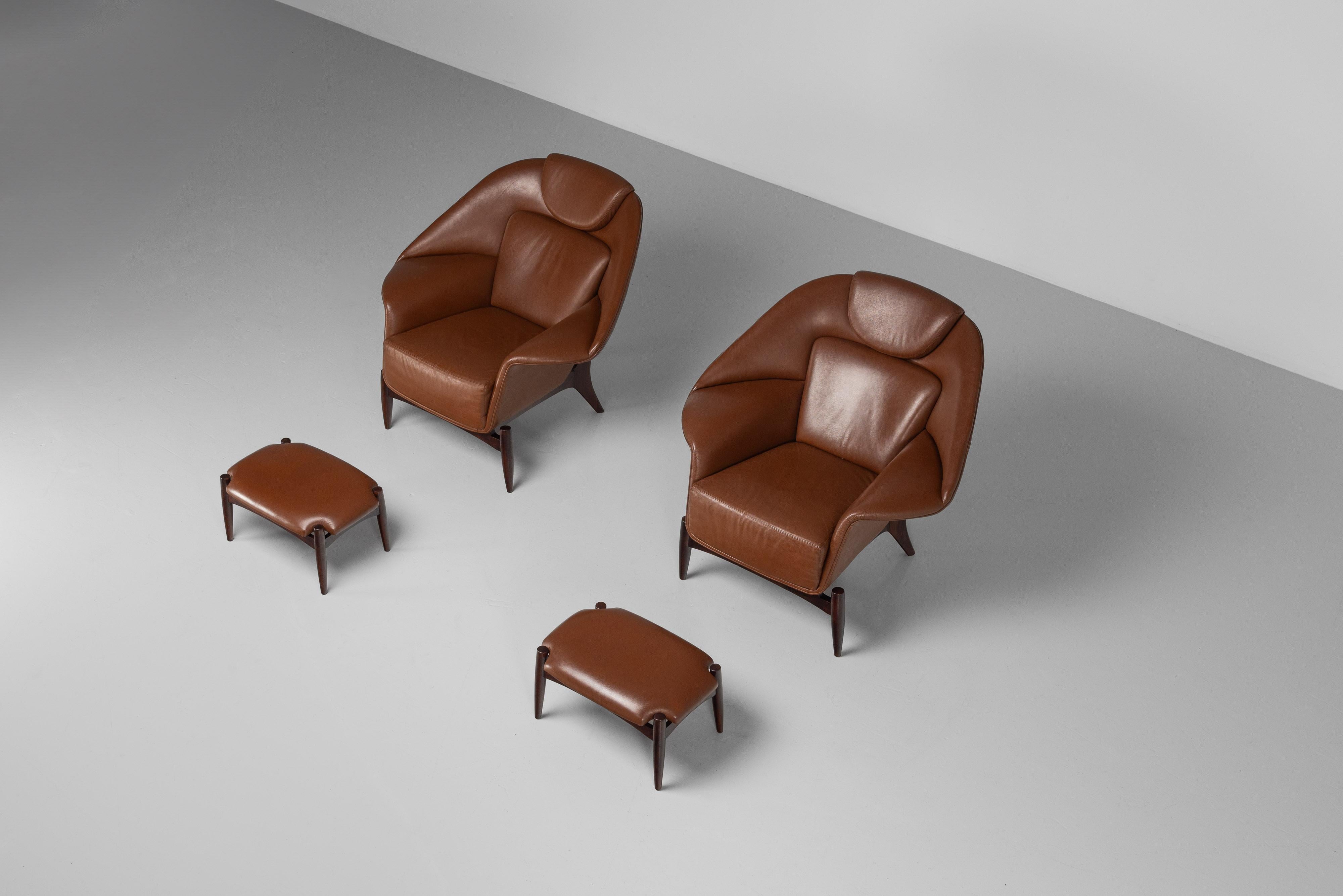 Coppia di grandi sedie da salotto con pouf Italia 1960 in vendita 6