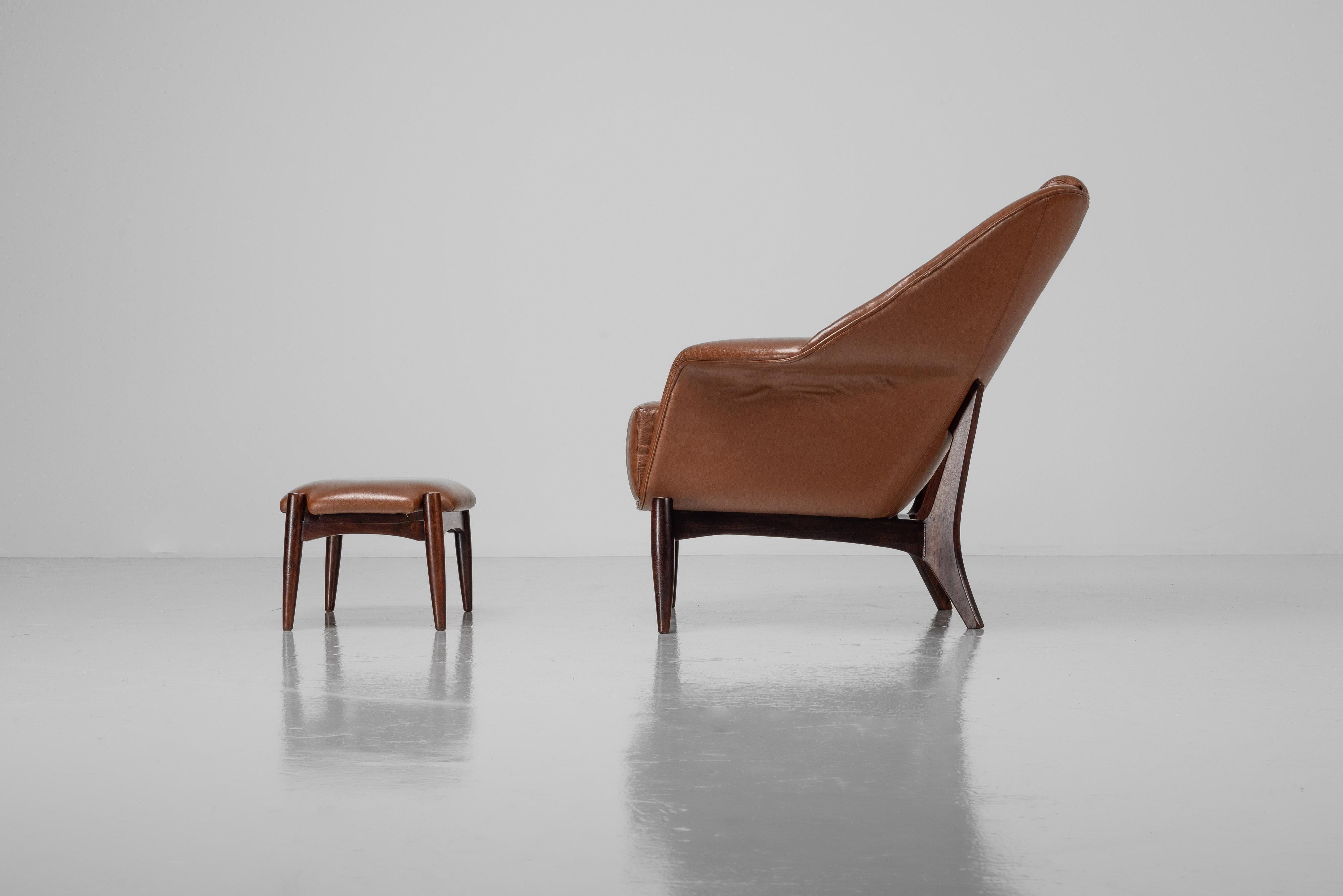 Coppia di grandi sedie da salotto con pouf Italia 1960 in vendita 8