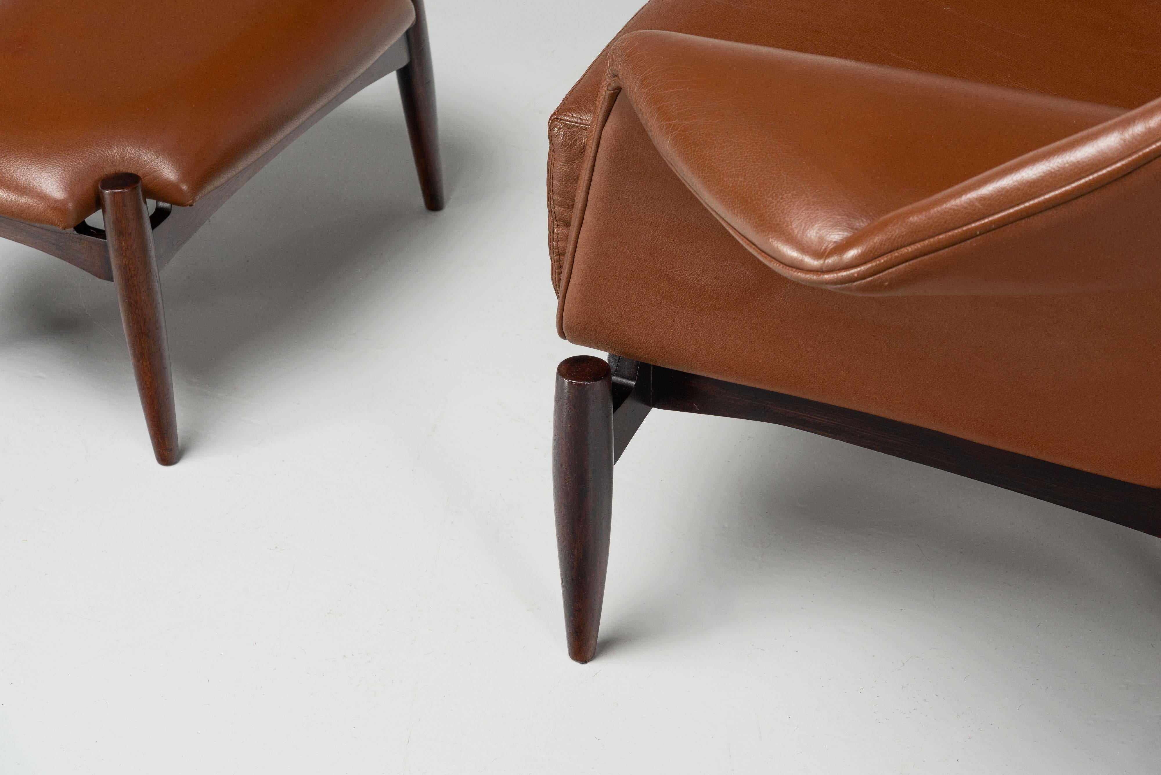 Coppia di grandi sedie da salotto con pouf Italia 1960 in vendita 9
