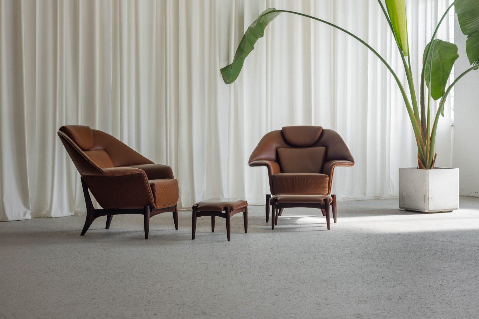 Questa coppia di poltrone lounge con pouf abbinati, realizzati da un designer sconosciuto ma altamente qualificato, trasudano qualità ed eleganza supreme. Caratterizzate da una solida struttura in legno duro e rivestite in splendida pelle marrone