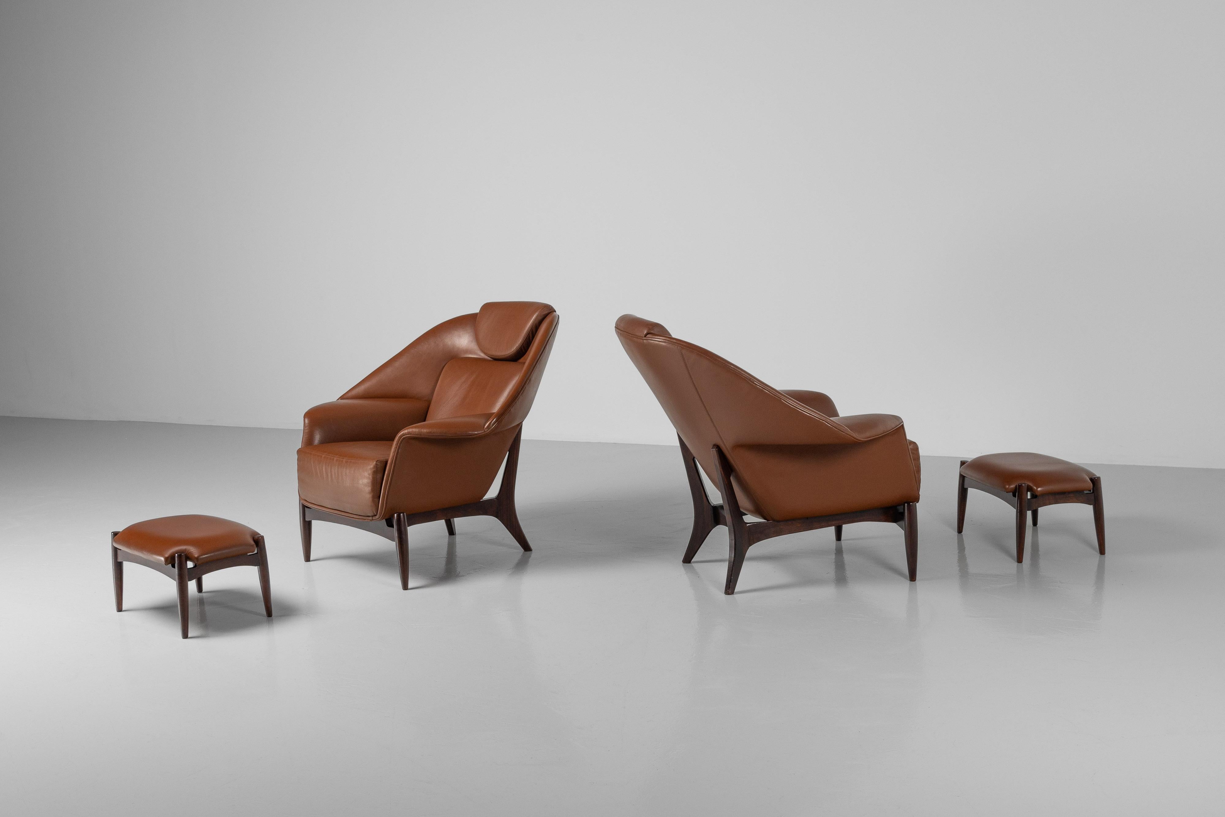 Mid-Century moderno Coppia di grandi sedie da salotto con pouf Italia 1960 in vendita