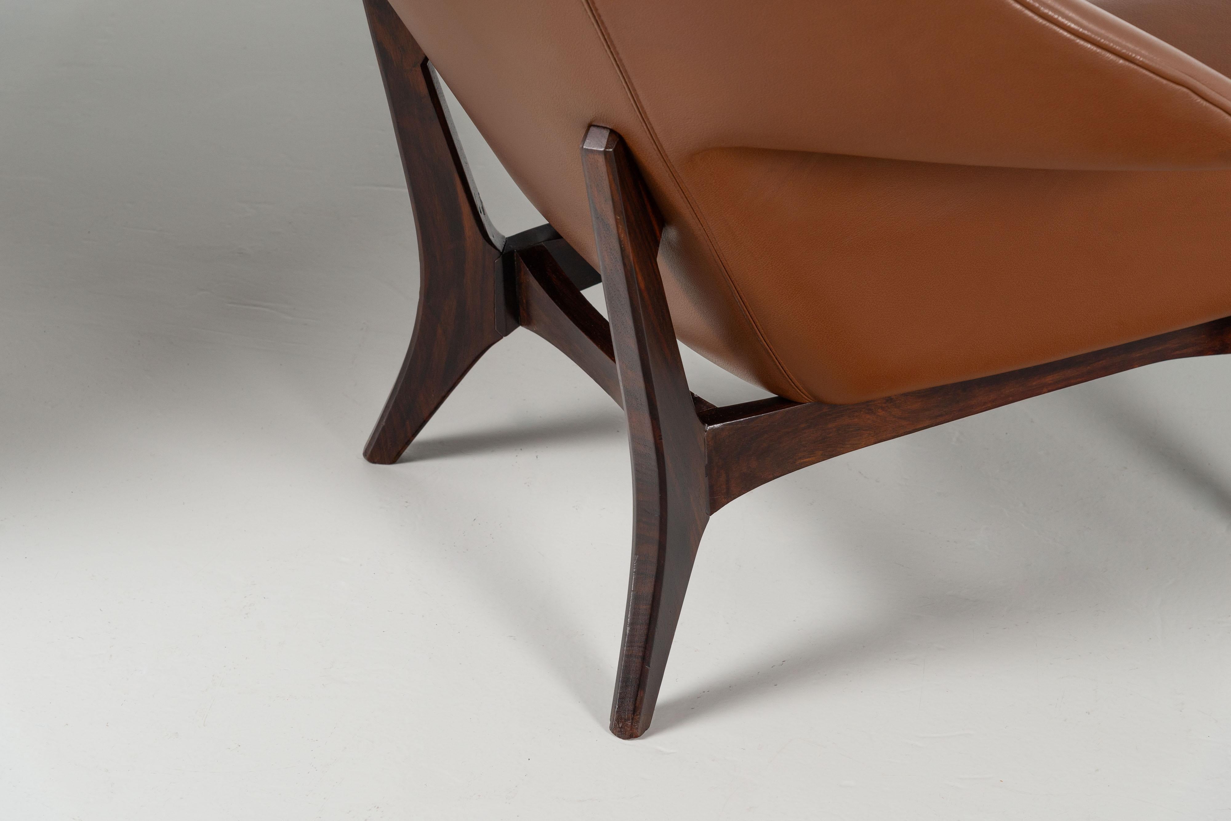 Italiano Coppia di grandi sedie da salotto con pouf Italia 1960 in vendita