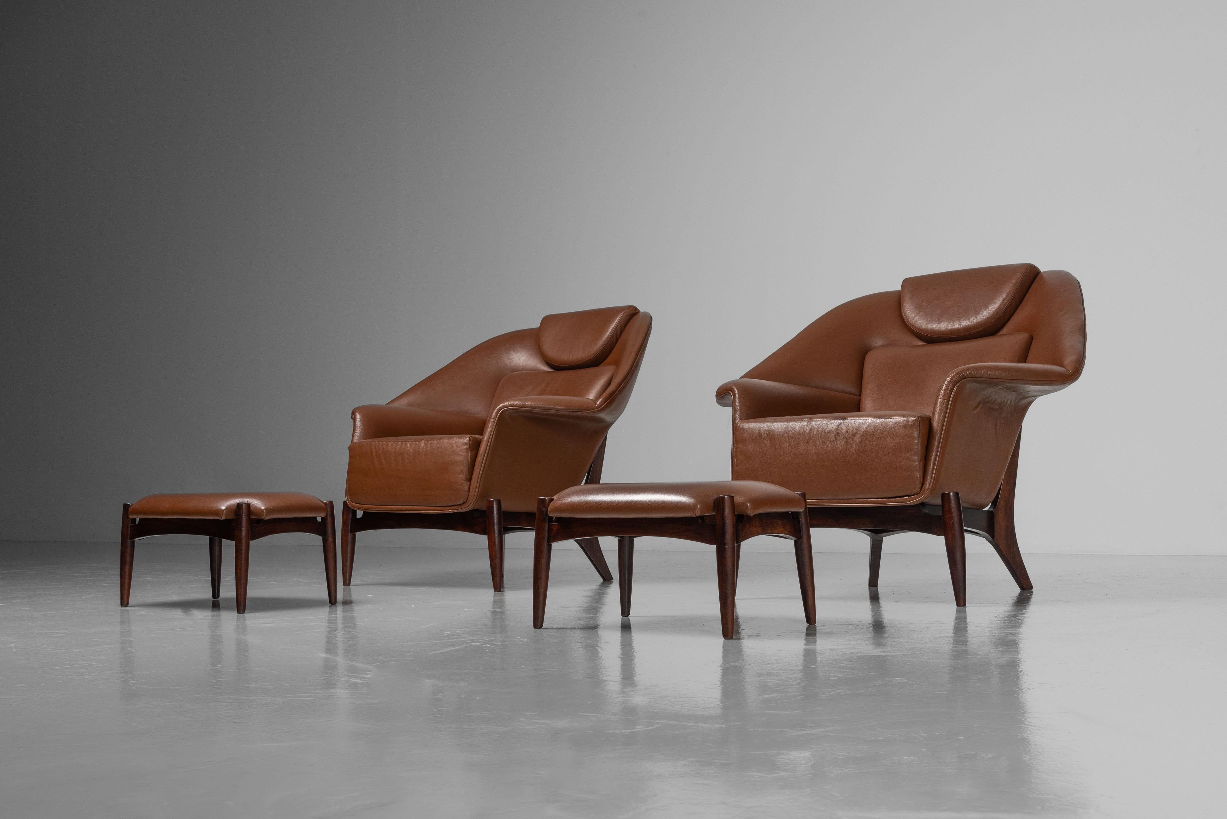 Coppia di grandi sedie da salotto con pouf Italia 1960 In condizioni buone in vendita a Roosendaal, Noord Brabant