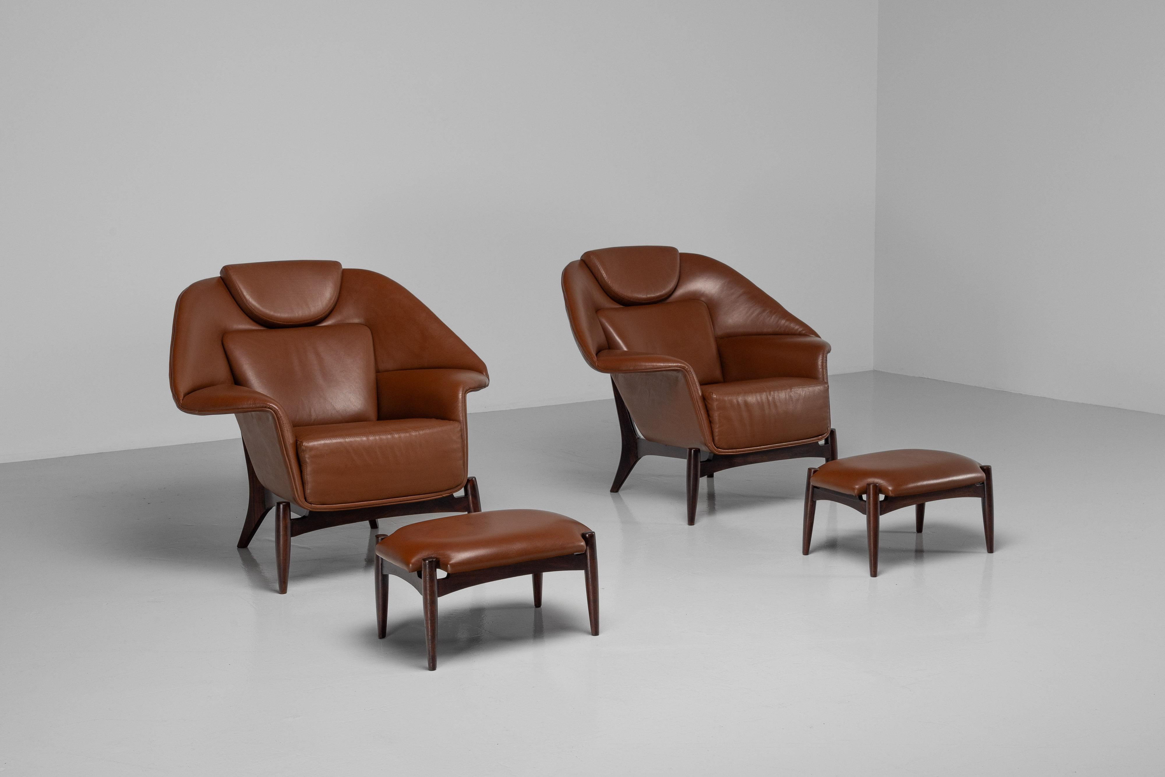 Metà XX secolo Coppia di grandi sedie da salotto con pouf Italia 1960 in vendita