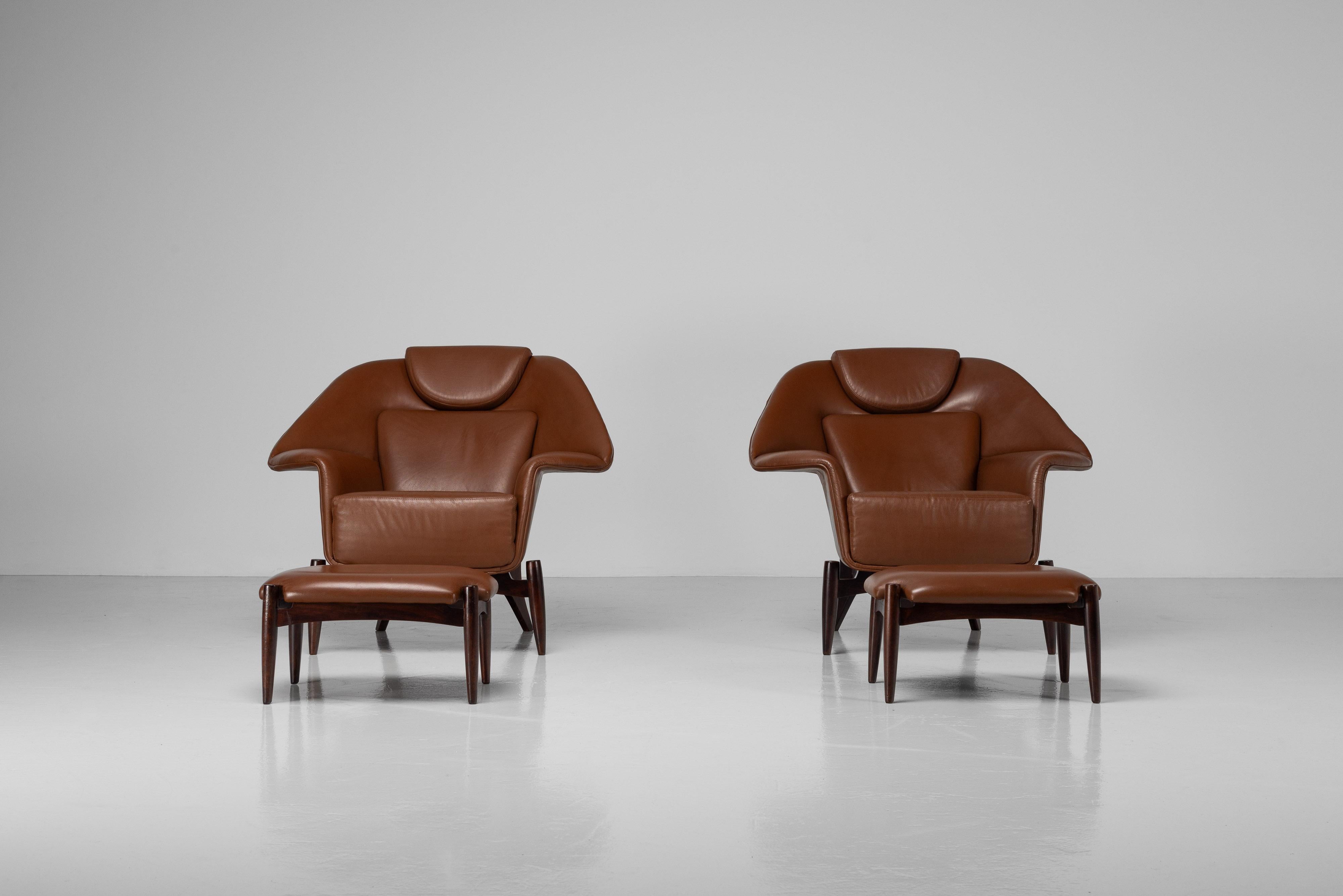 Pelle Coppia di grandi sedie da salotto con pouf Italia 1960 in vendita