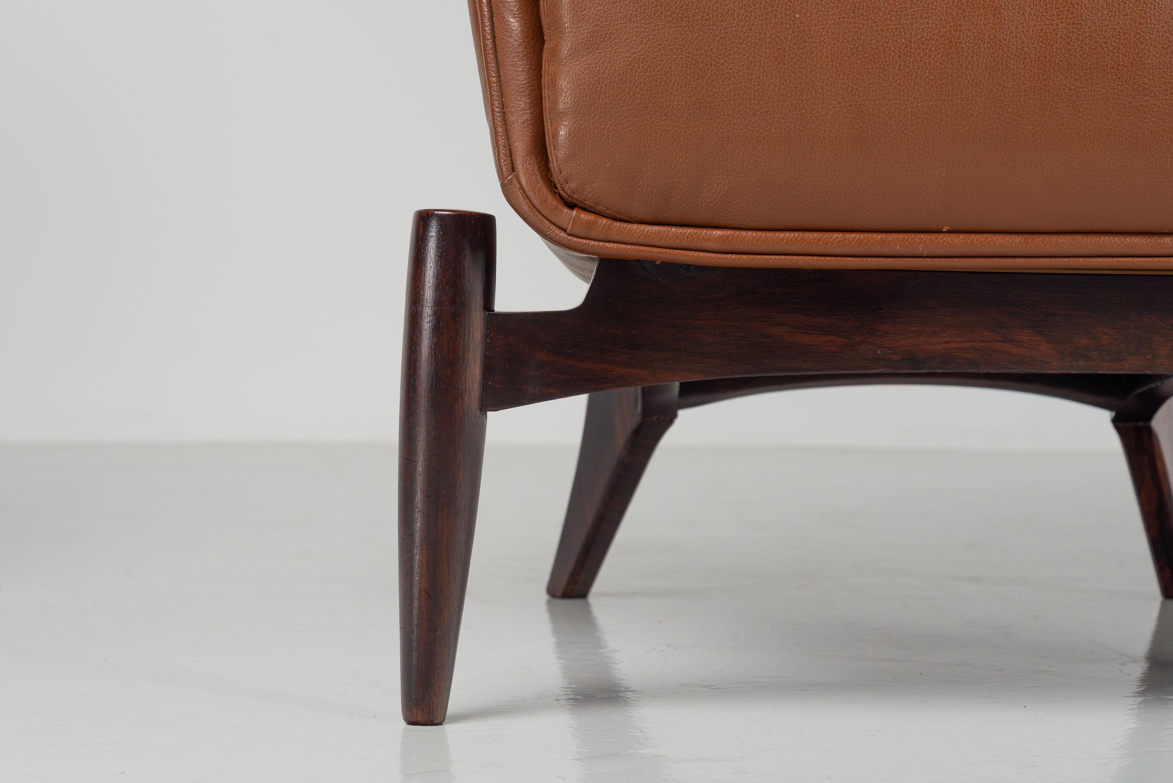 Coppia di grandi sedie da salotto con pouf Italia 1960 in vendita 2