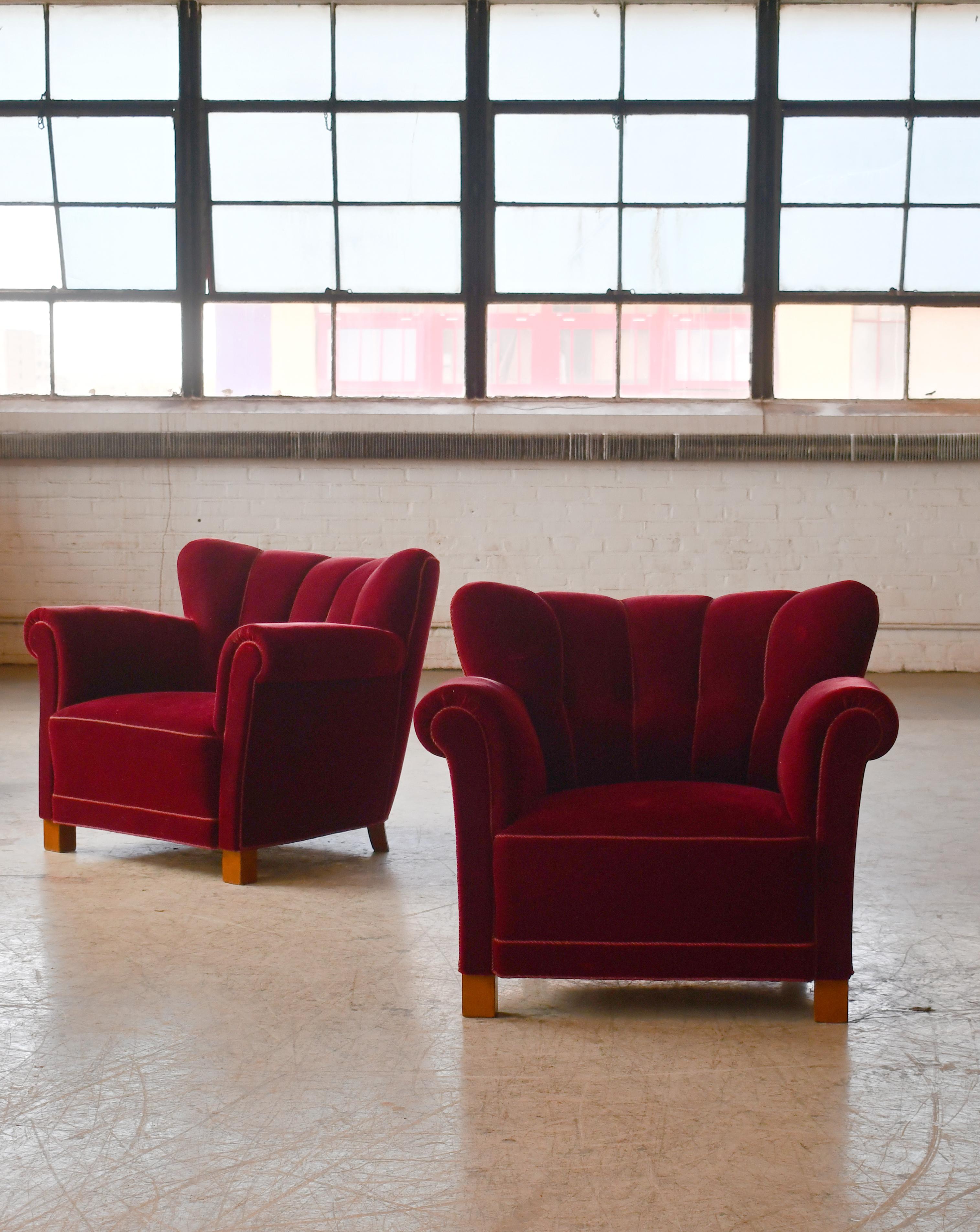Classica sedia club o lounge danese di grandi dimensioni molto simile al raro modello 1518b di Fritz Hansen. Realizzato tra la fine del 1930 e l'inizio del 1940. Questa sedia ha uno schienale basso e smerlato e braccioli più alti che conferiscono