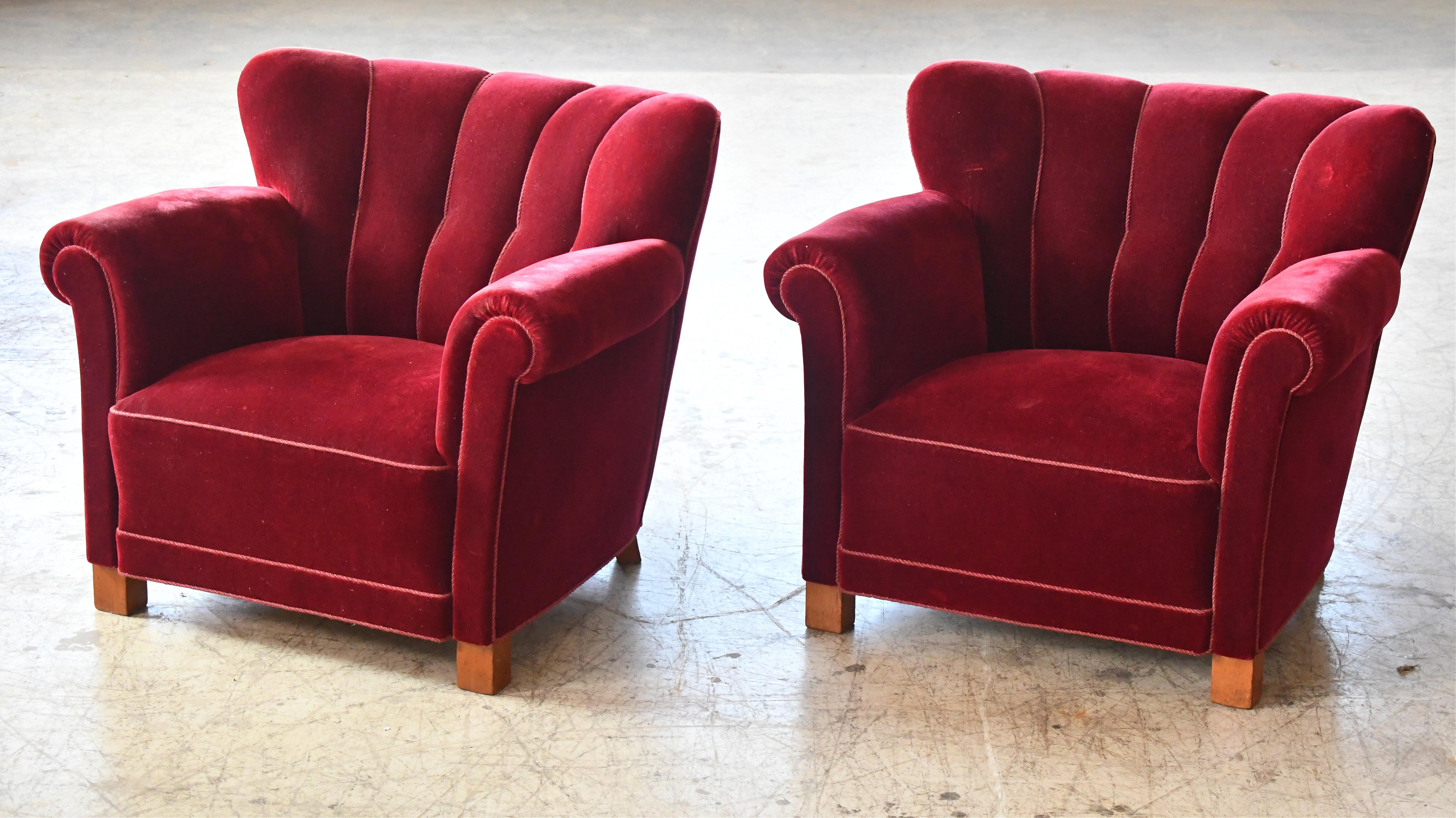 Mid-Century moderno Coppia di grandi sedie club con schienale basso a canale in mohair rosso danese degli anni '40 in vendita