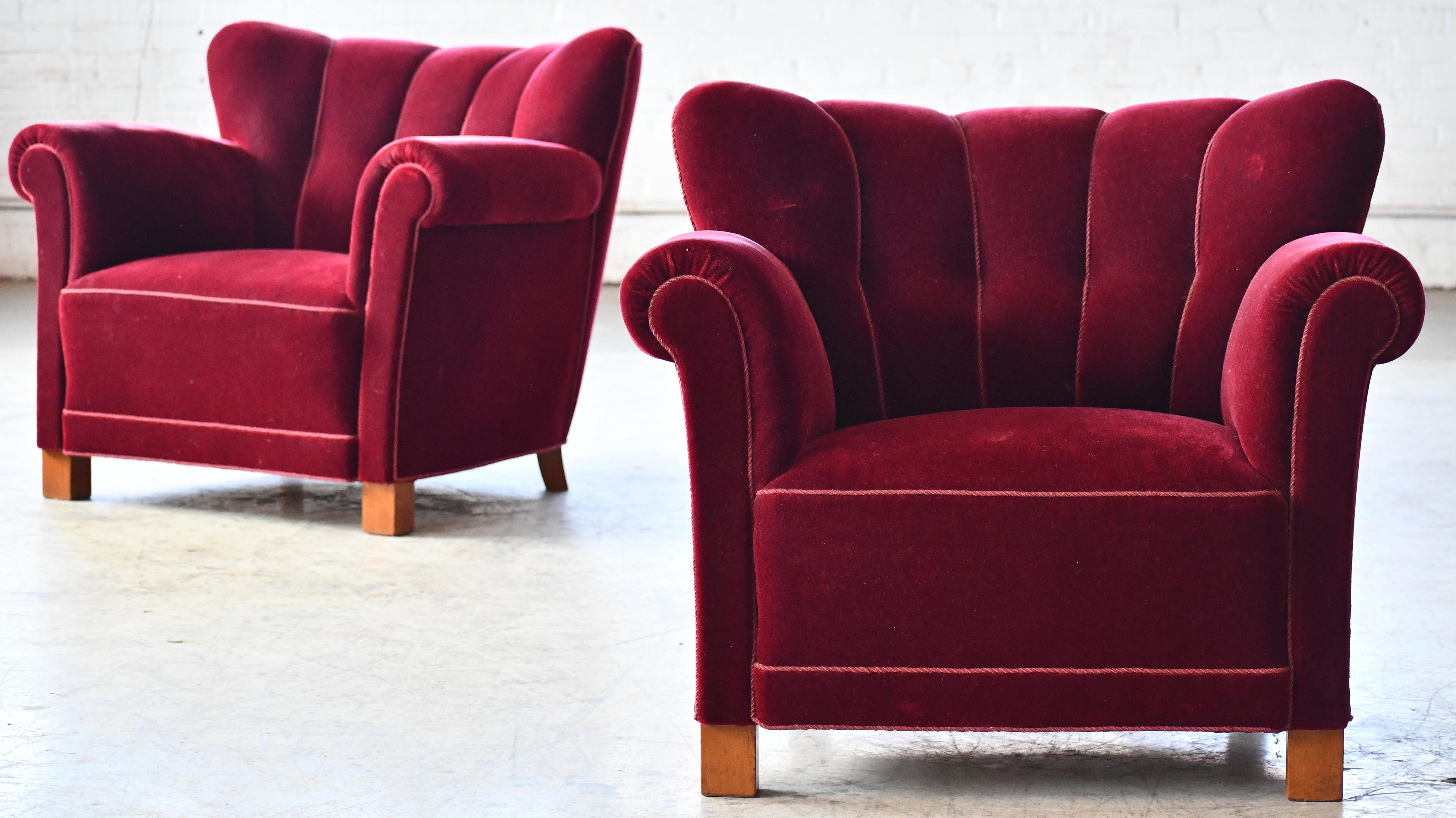 Danese Coppia di grandi sedie club con schienale basso a canale in mohair rosso danese degli anni '40 in vendita