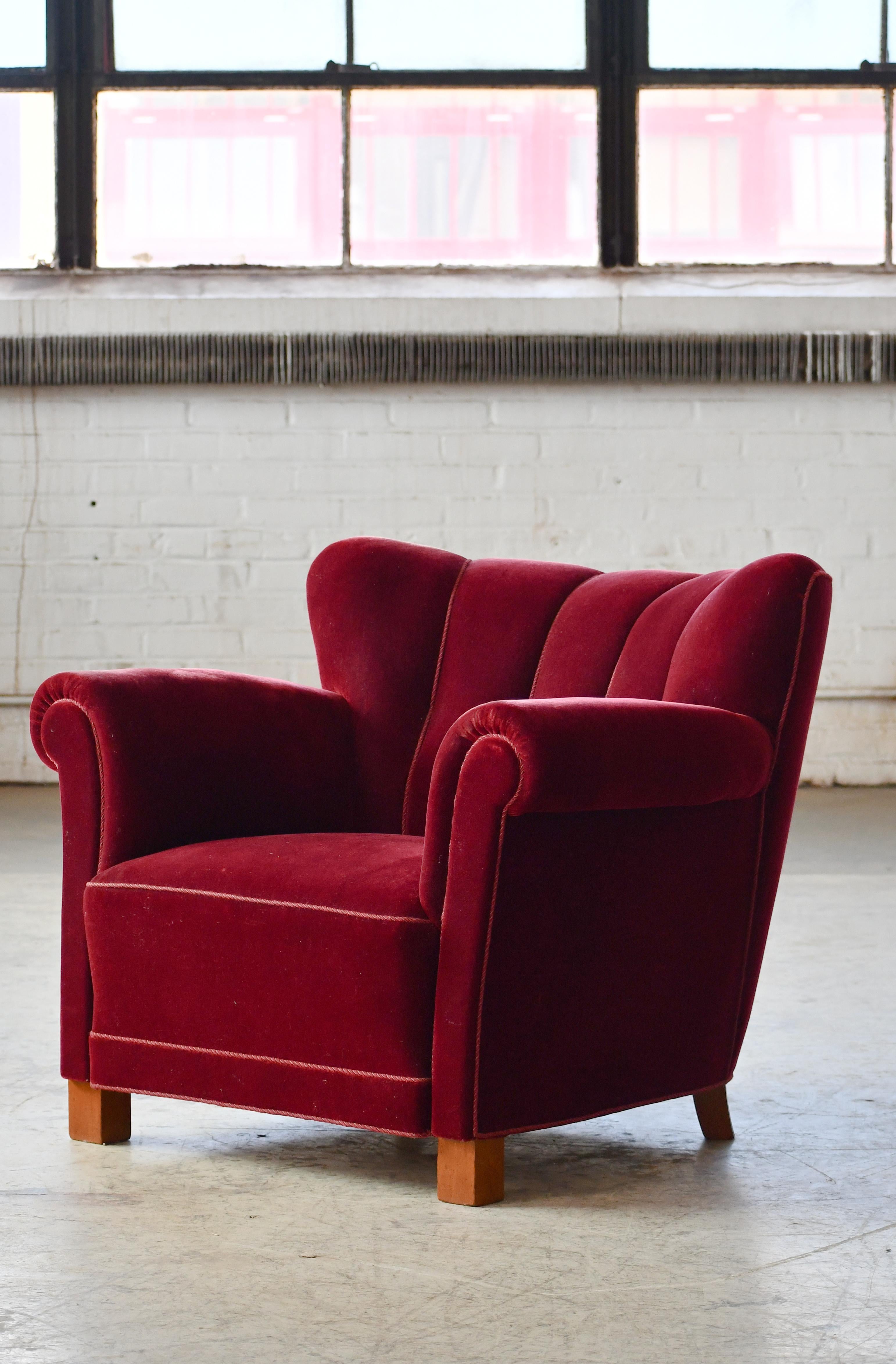 Coppia di grandi sedie club con schienale basso a canale in mohair rosso danese degli anni '40 In condizioni buone in vendita a Bridgeport, CT