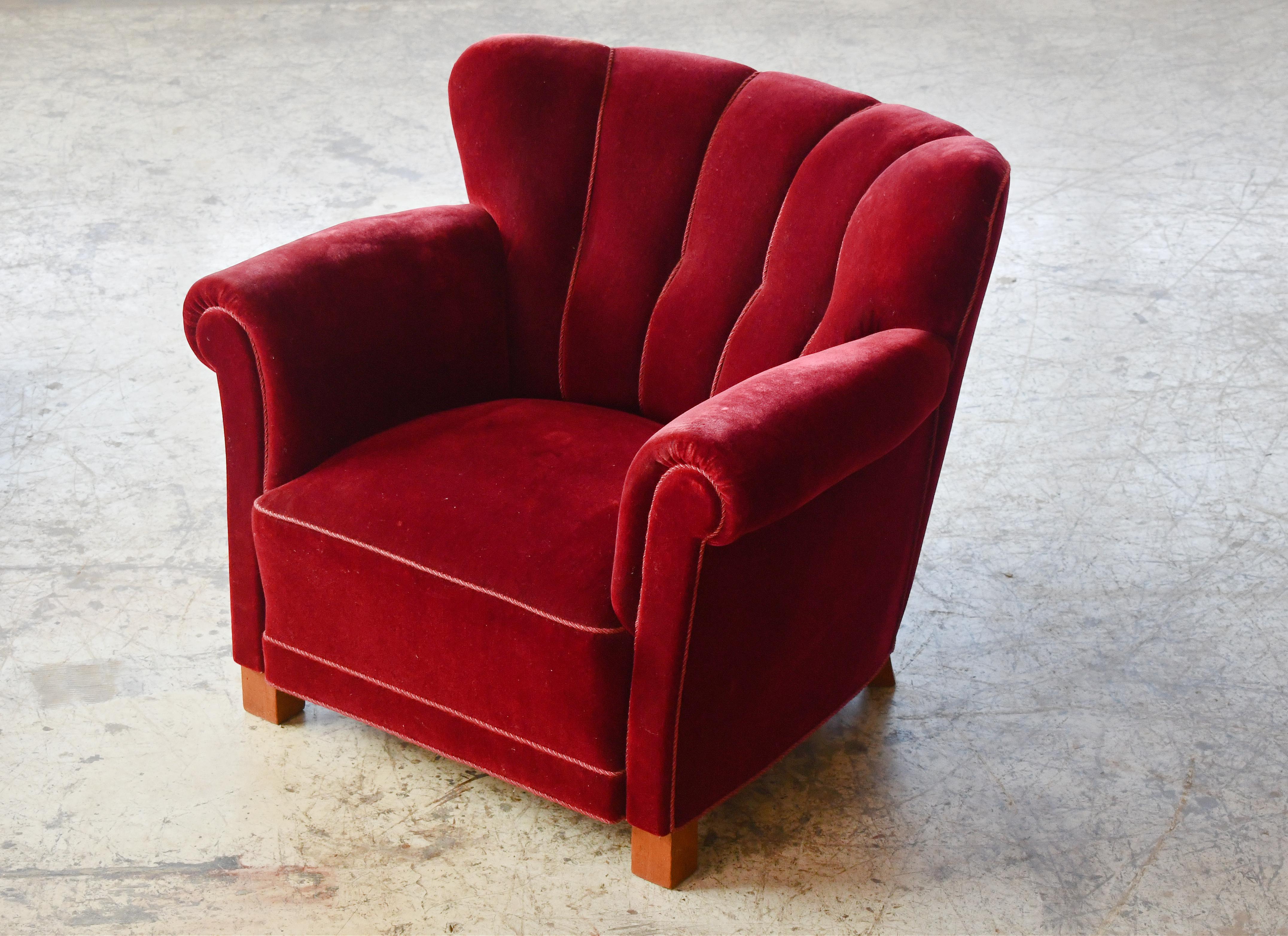 Metà XX secolo Coppia di grandi sedie club con schienale basso a canale in mohair rosso danese degli anni '40 in vendita