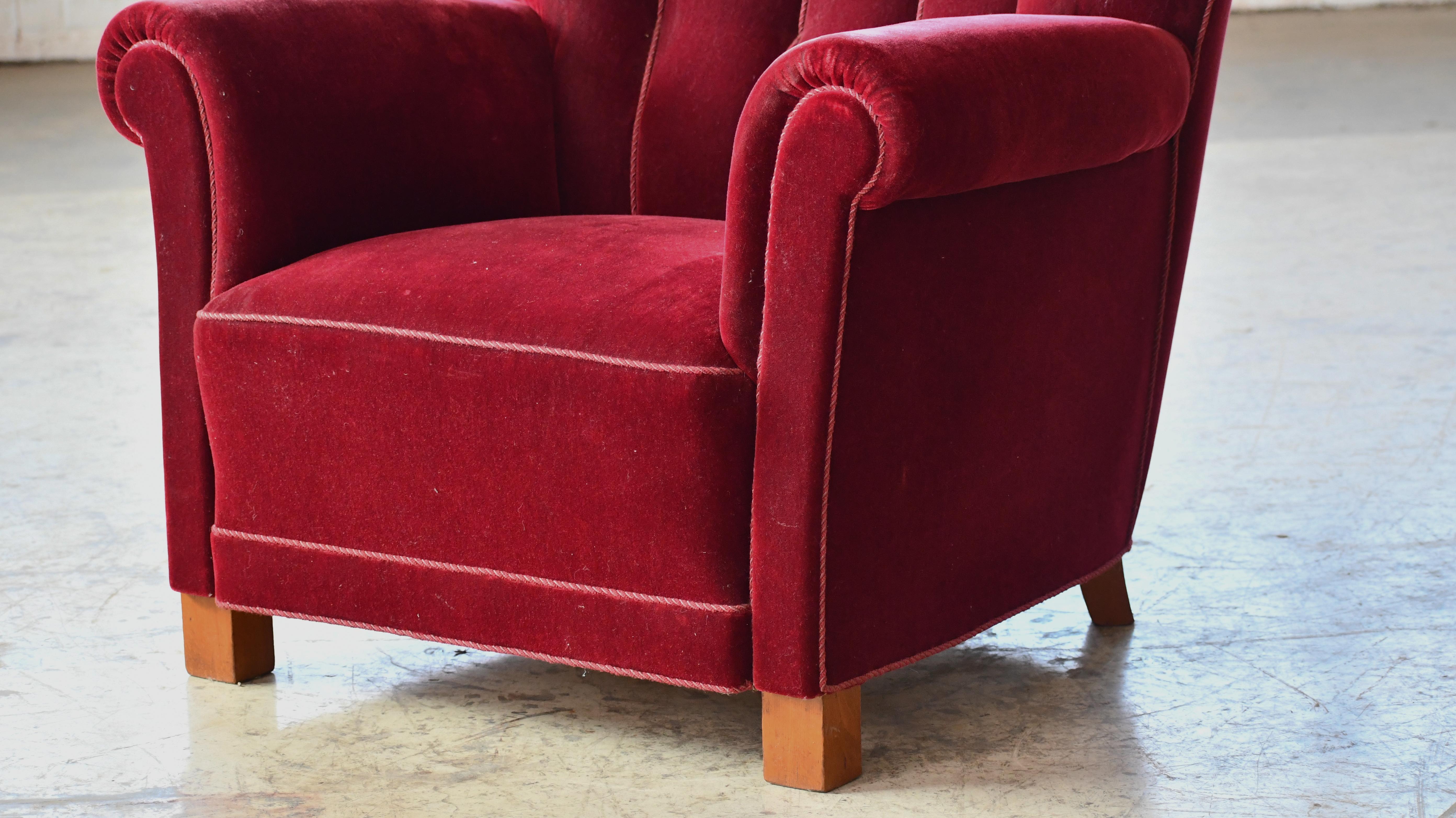 Mohair Coppia di grandi sedie club con schienale basso a canale in mohair rosso danese degli anni '40 in vendita
