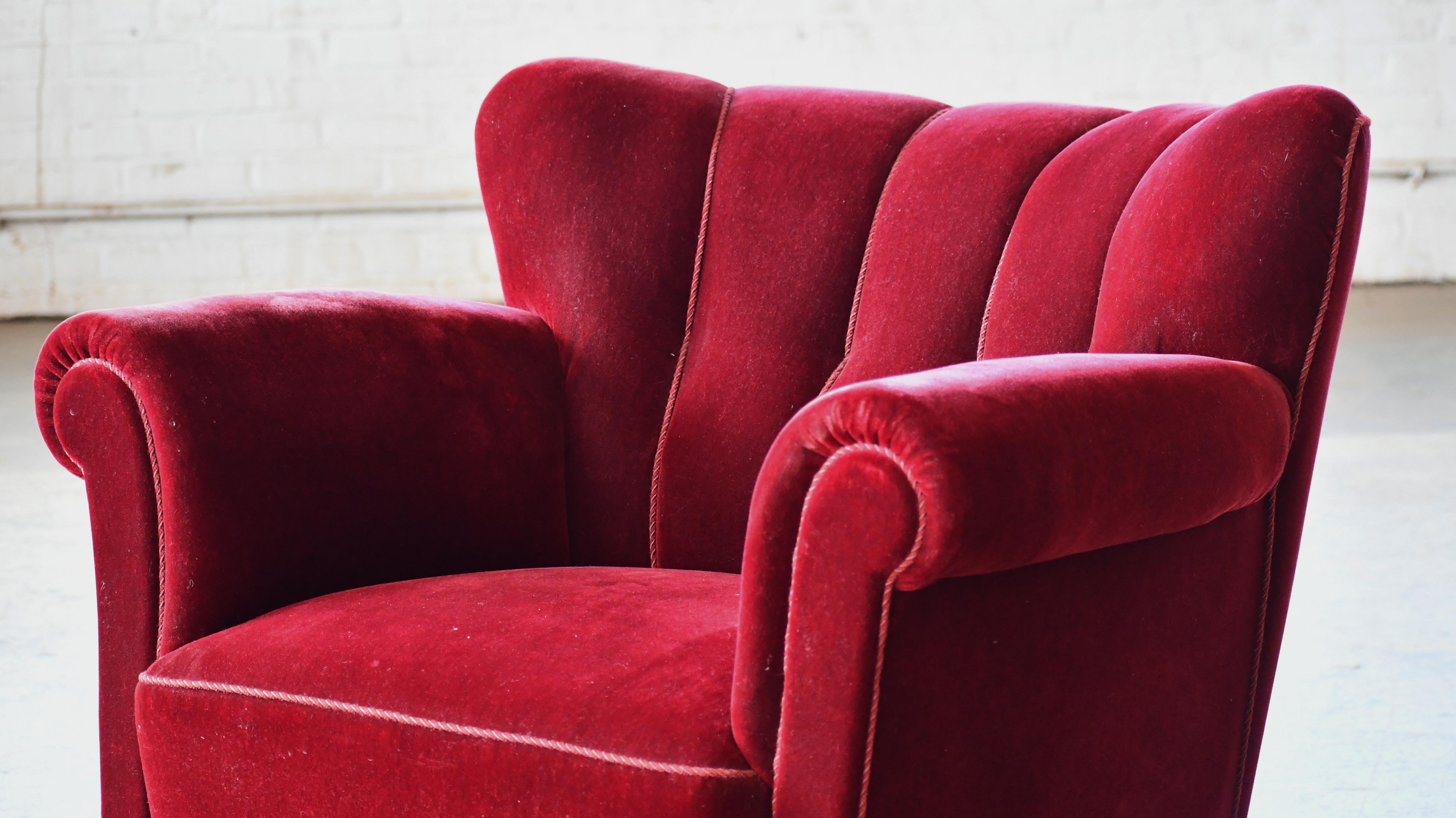 Coppia di grandi sedie club con schienale basso a canale in mohair rosso danese degli anni '40 in vendita 1
