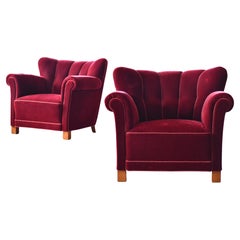 Paire de grandes chaises club à dossier bas en mohair rouge danois des années 1940