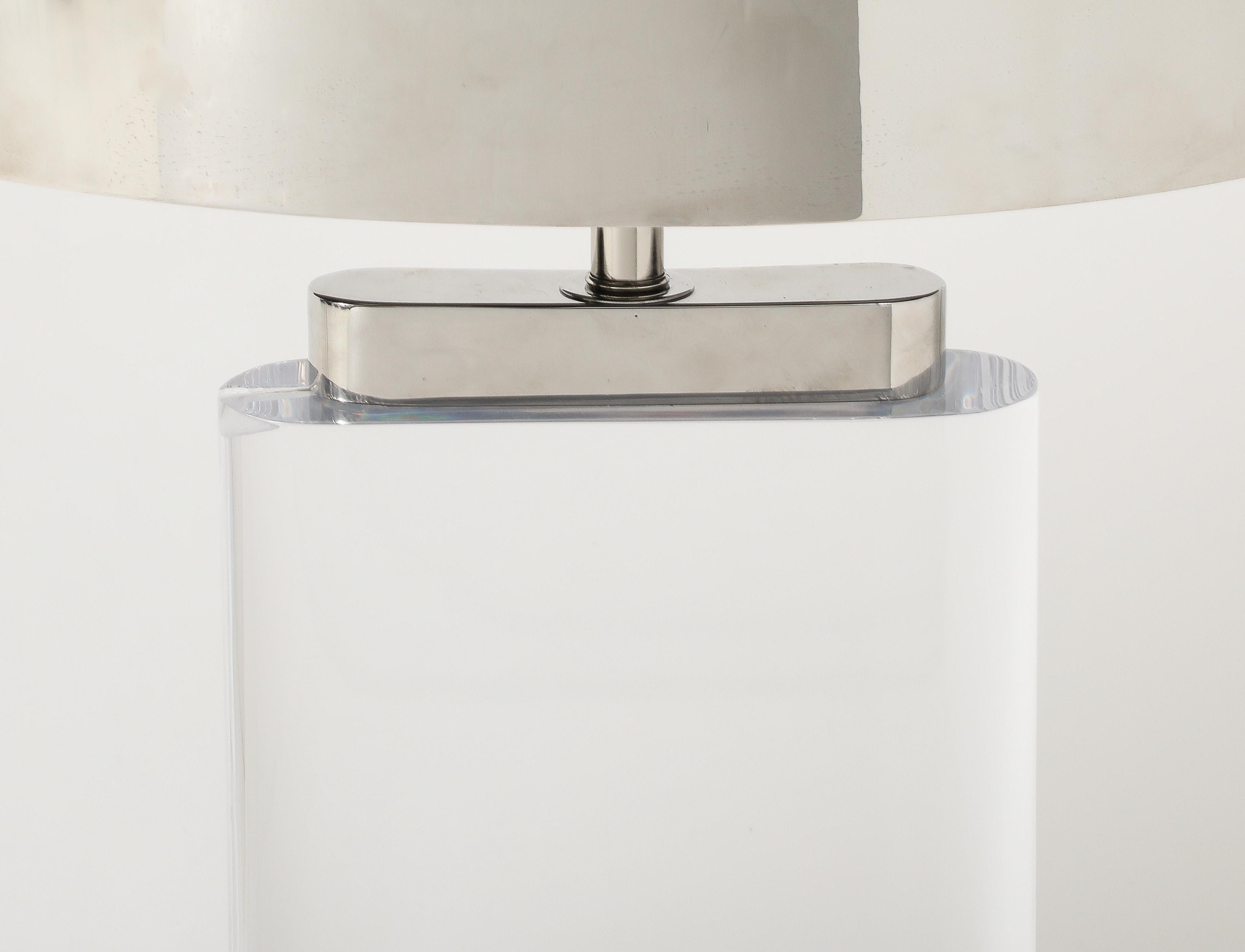 Coppia di grandi lampade in lucite e paralumi originali in acciaio lucido di Karl Springer in vendita 3