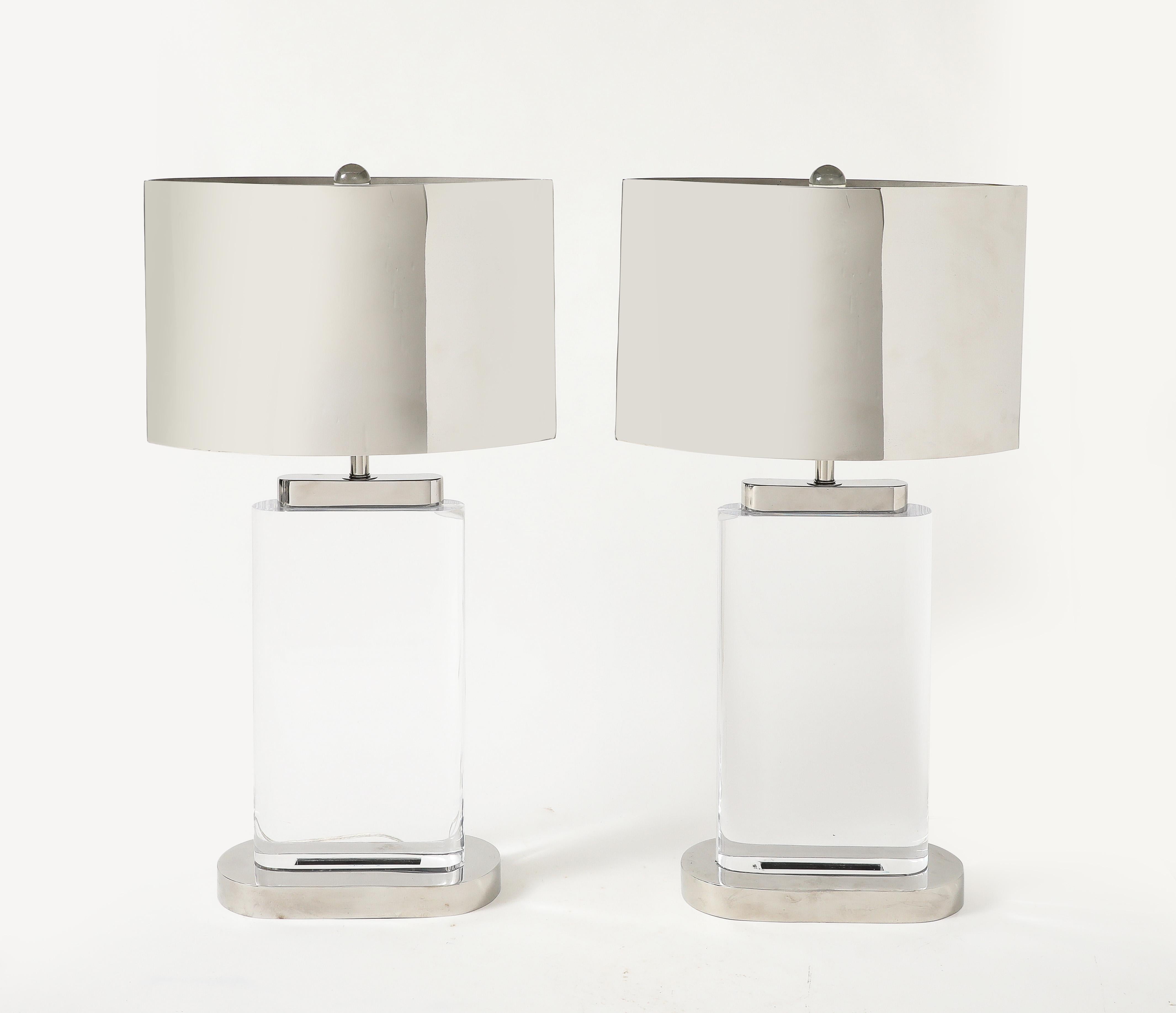 Splendida coppia di grandi lampade ovali in acrilico trasparente degli anni '80 su basi cromate lucide e accessori cromati.
I dettagli delle lampade sono meravigliosi e hanno i paralumi originali in acciaio lucidato a specchio.
Le lampade sono state