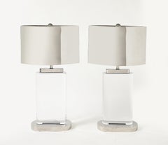 Coppia di grandi lampade in lucite e paralumi originali in acciaio lucido di Karl Springer