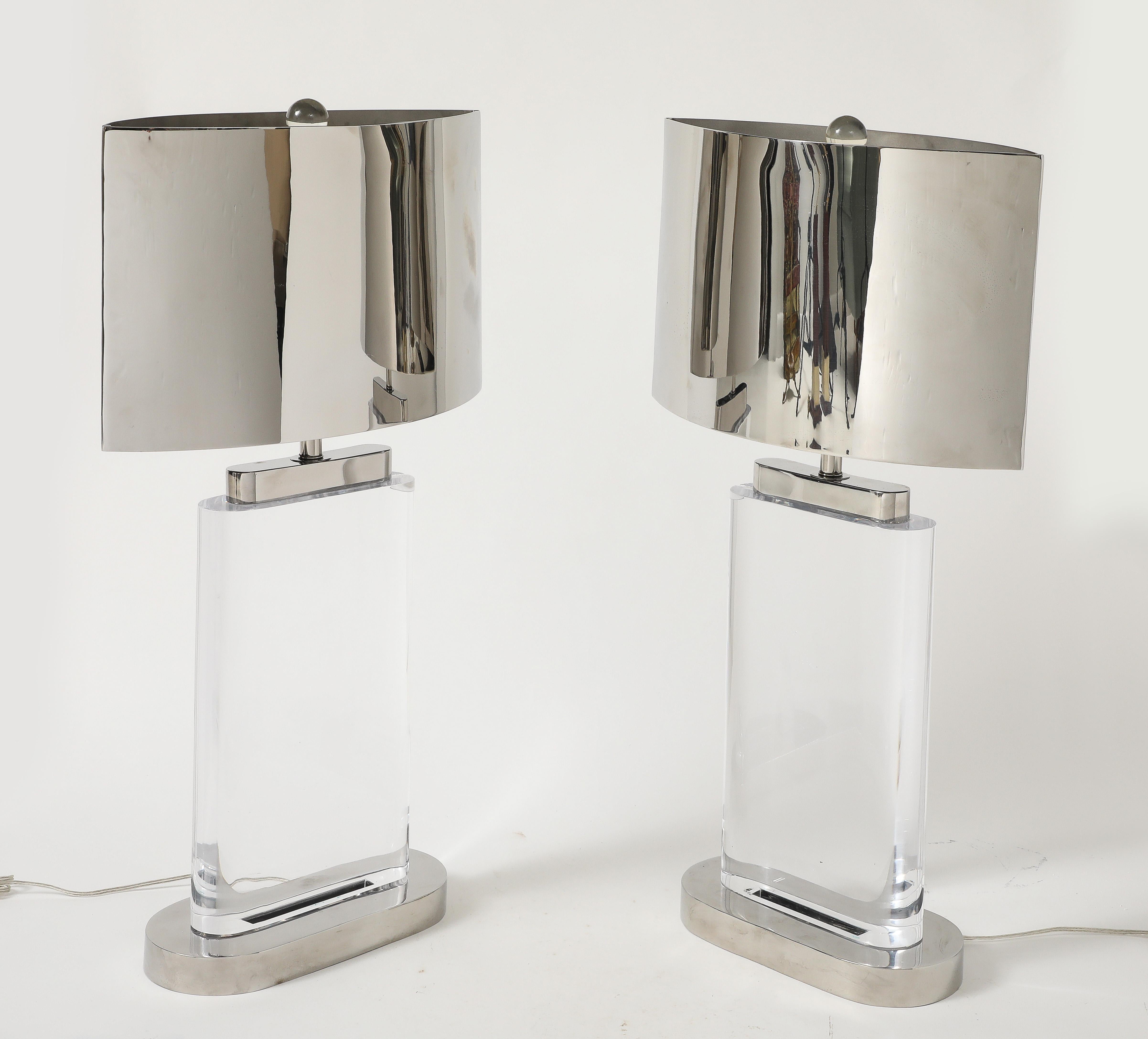 Mid-Century moderno Coppia di grandi lampade in lucite e paralumi originali in acciaio lucido di Karl Springer in vendita