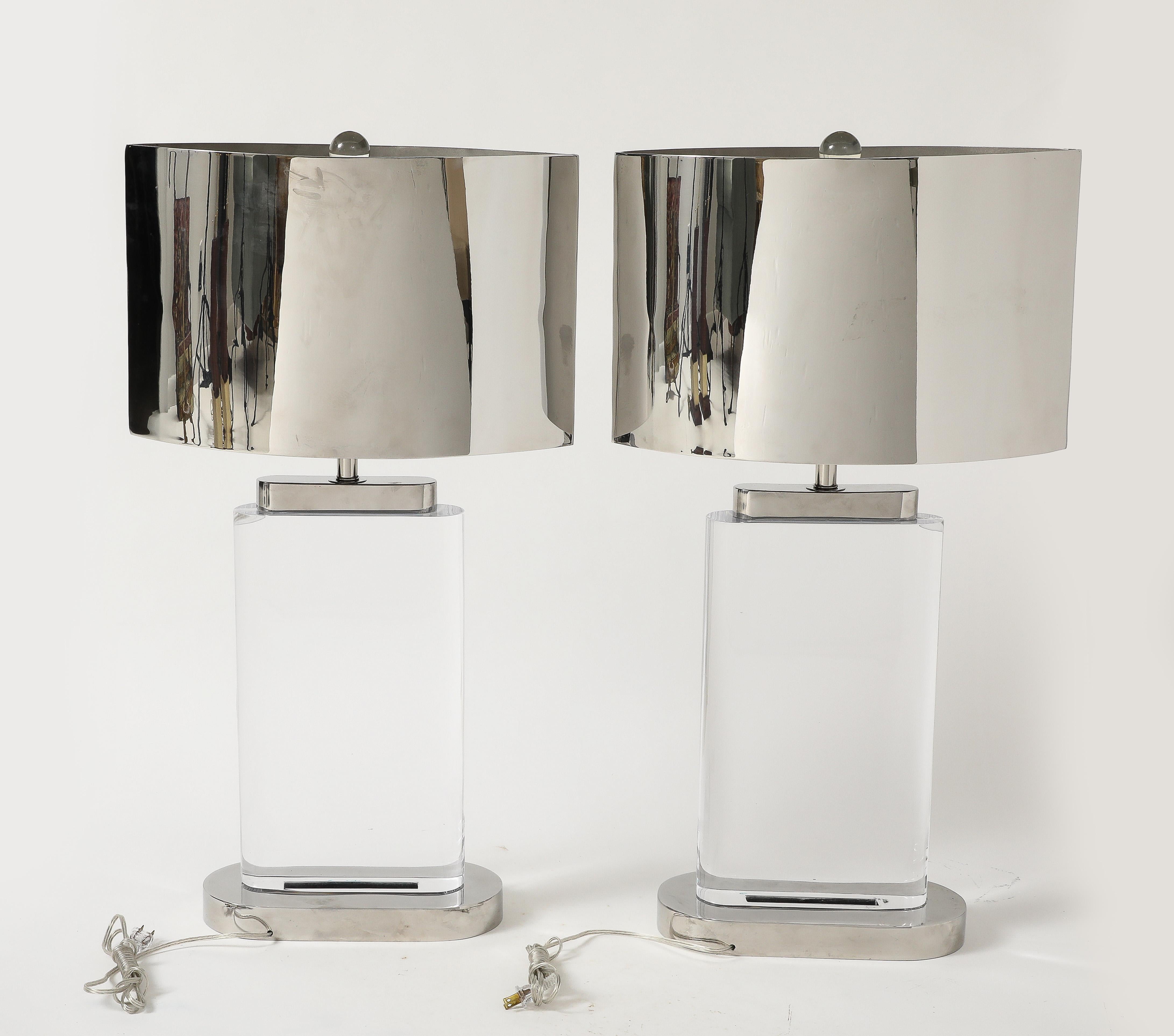 Lucidato Coppia di grandi lampade in lucite e paralumi originali in acciaio lucido di Karl Springer in vendita