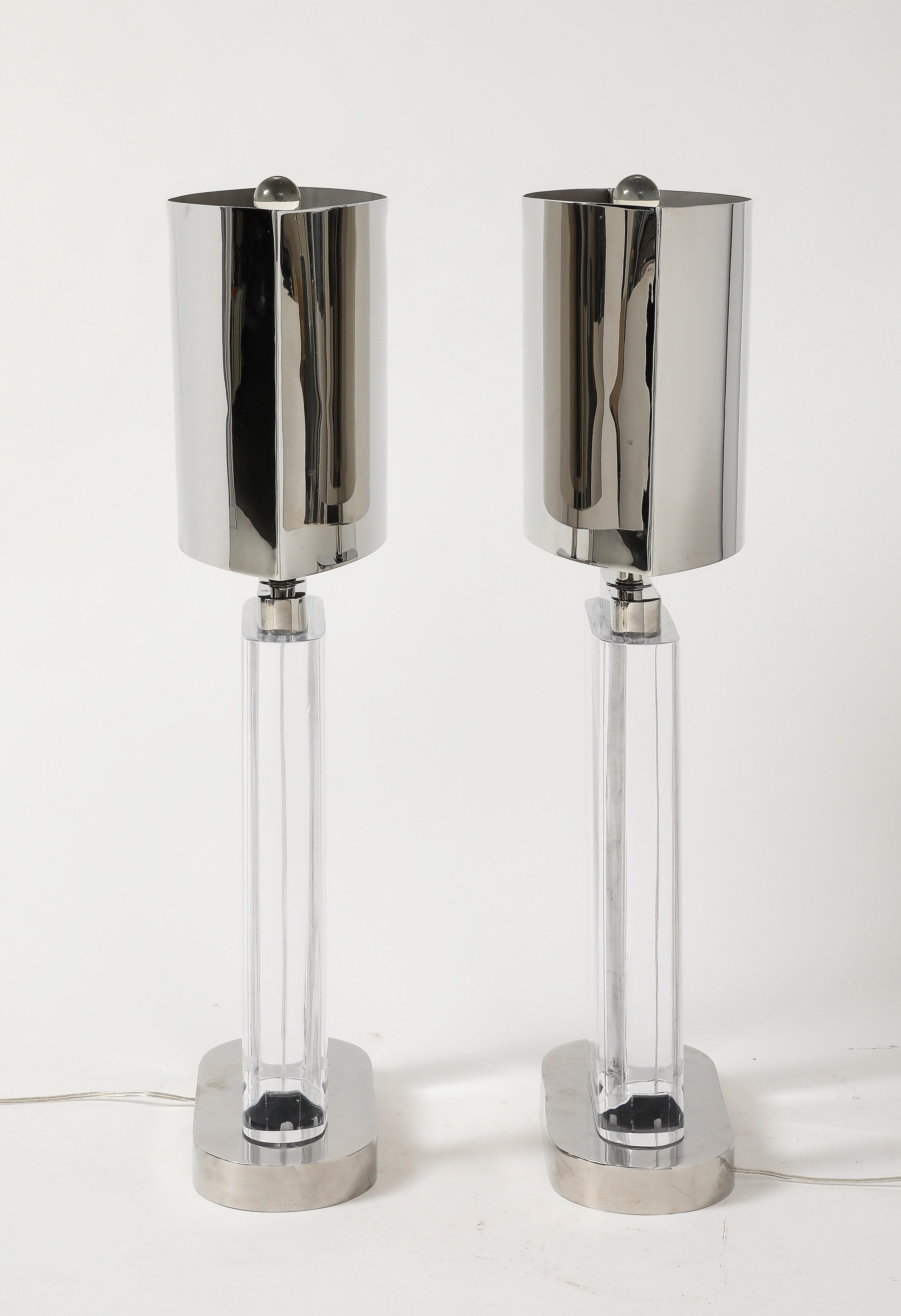 Coppia di grandi lampade in lucite e paralumi originali in acciaio lucido di Karl Springer In condizioni ottime in vendita a New York, NY