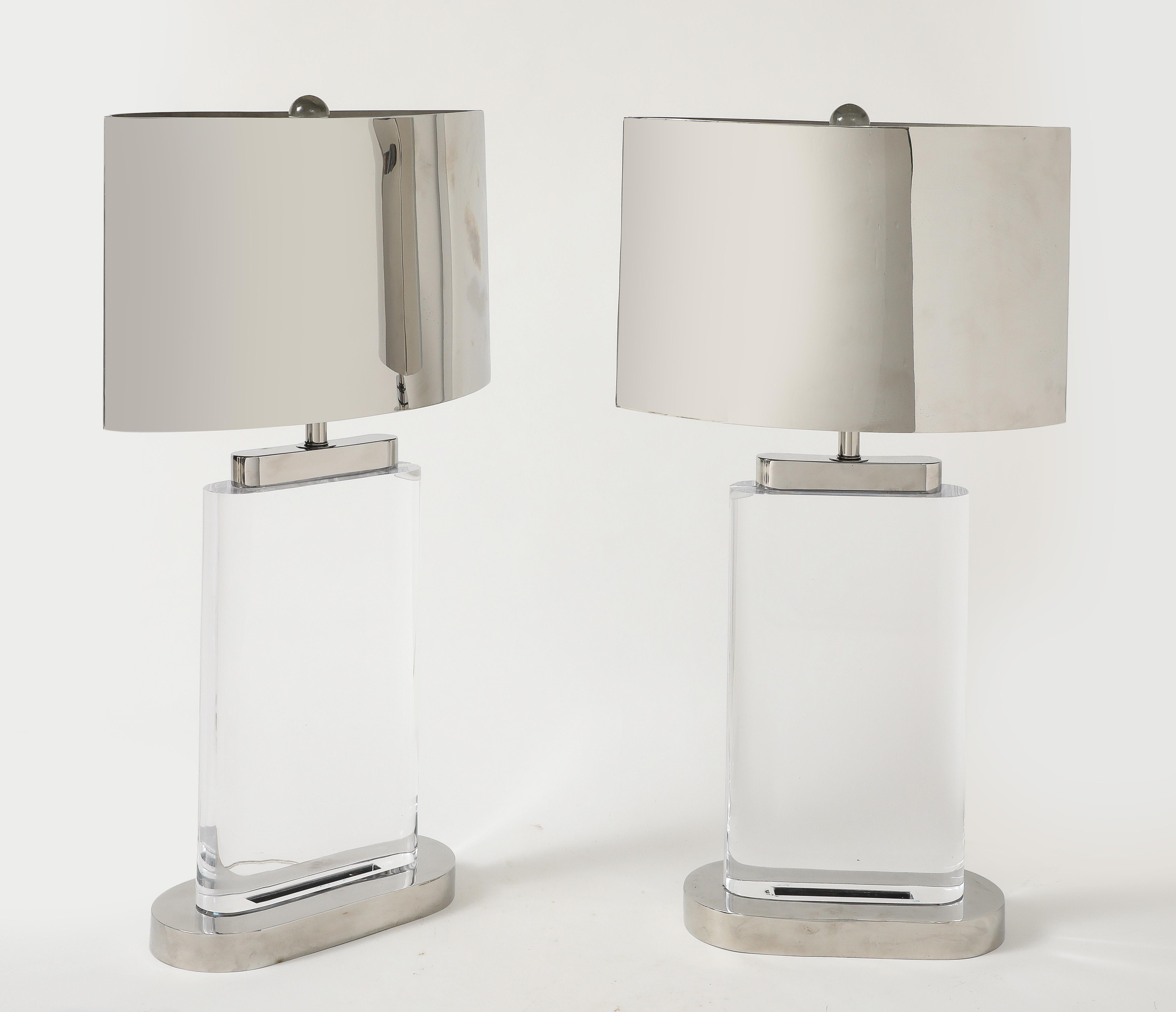Cromo Coppia di grandi lampade in lucite e paralumi originali in acciaio lucido di Karl Springer in vendita