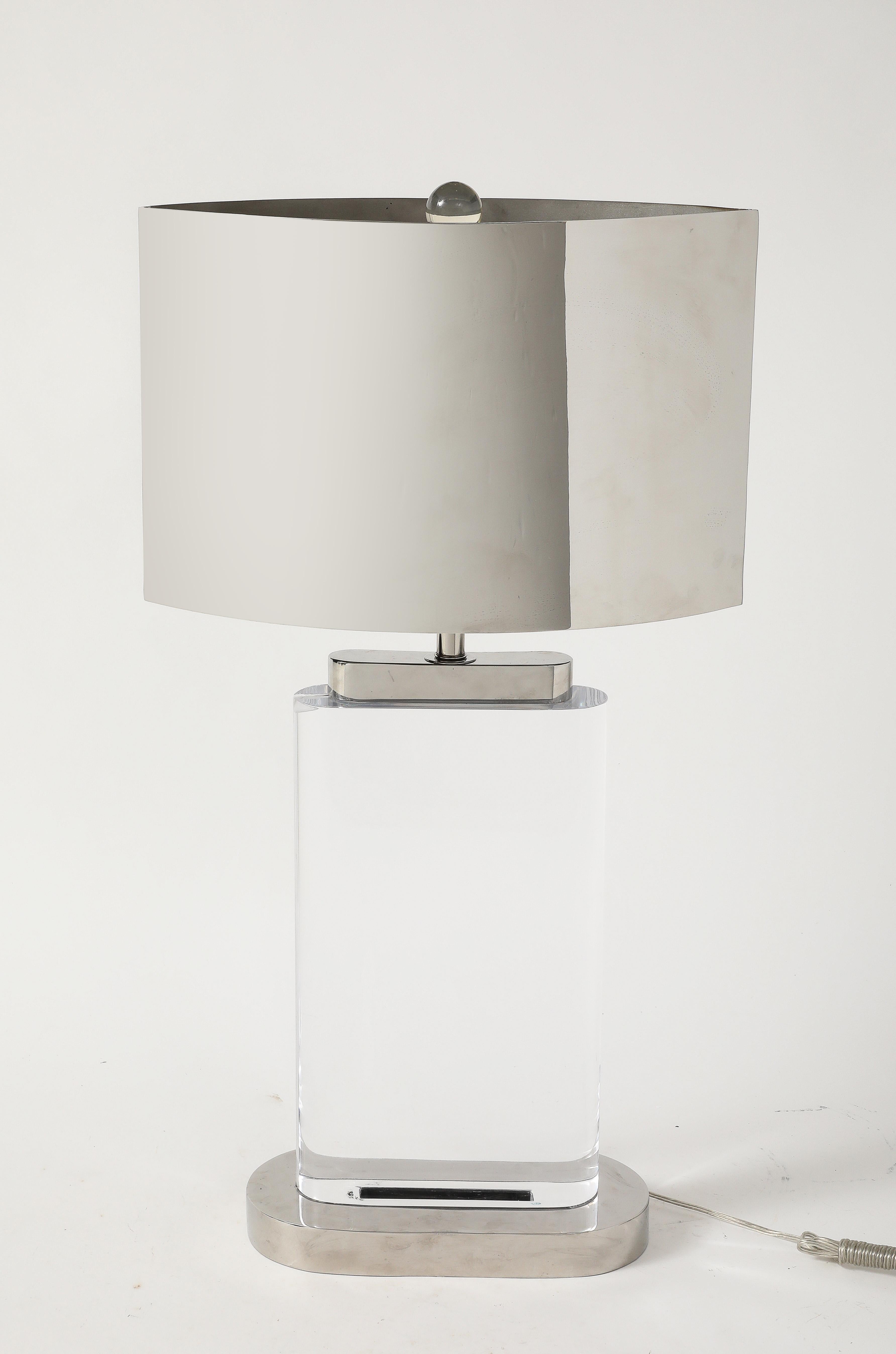 Coppia di grandi lampade in lucite e paralumi originali in acciaio lucido di Karl Springer in vendita 1