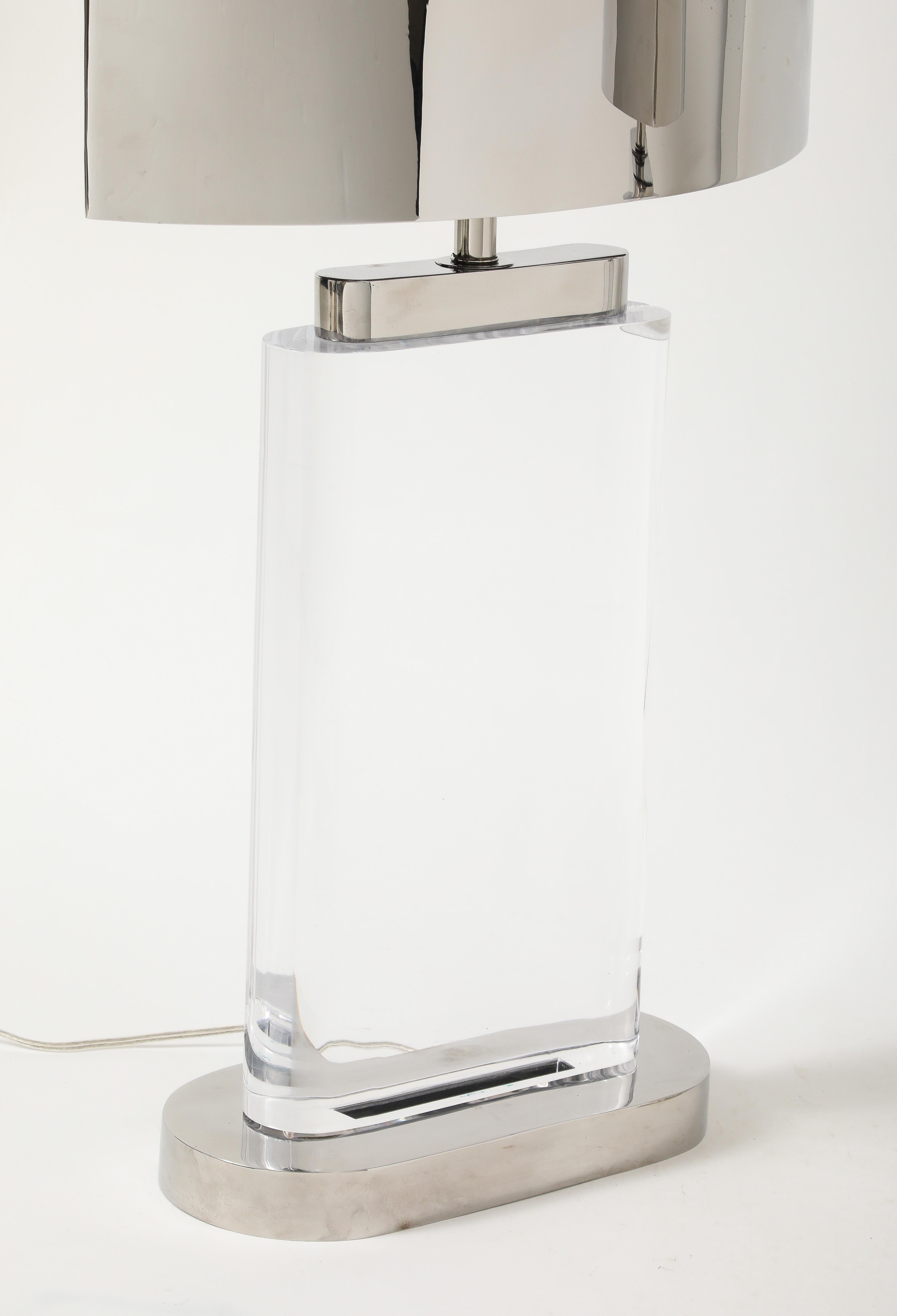 Coppia di grandi lampade in lucite e paralumi originali in acciaio lucido di Karl Springer in vendita 2