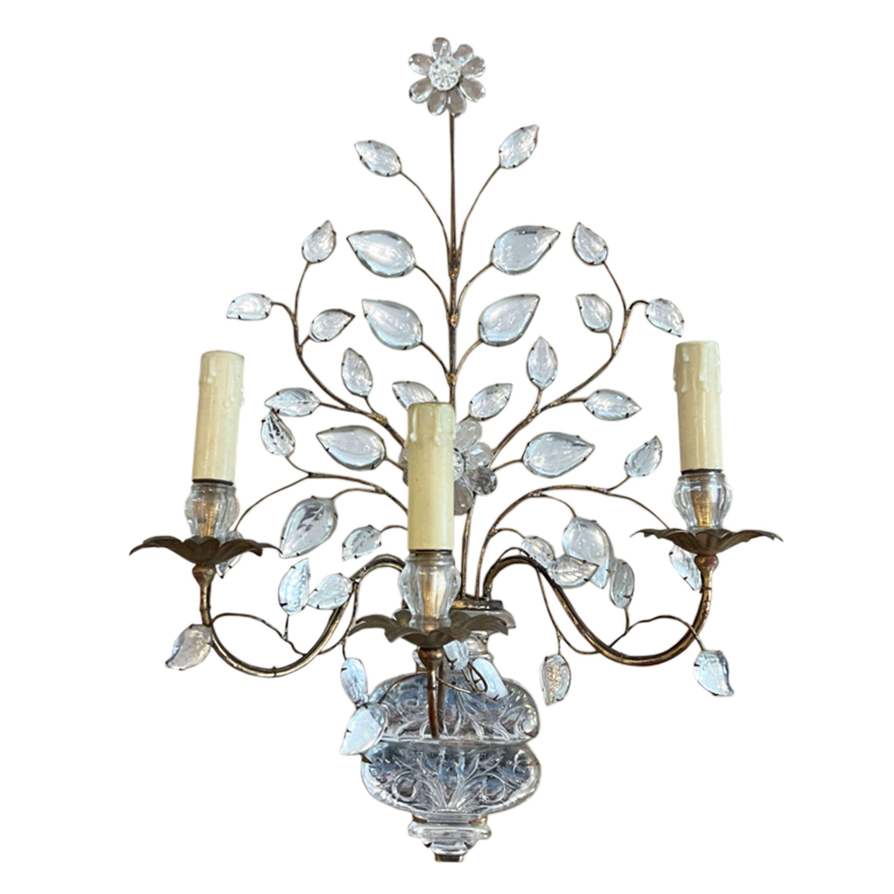 Francese Coppia di grandi lampade da parete Maison Baguès con urne e fiori in vendita