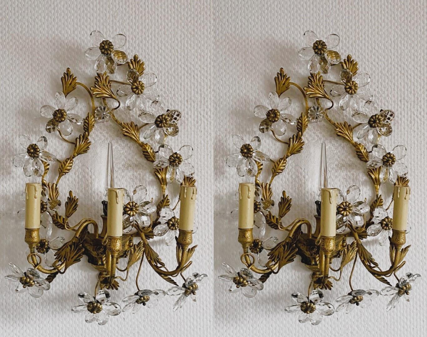  Erstaunliches, seltenes Paar großer dreiarmiger Wandleuchter aus vergoldetem Schmiedeeisen von Maison Bagès, Frankreich, 1930er Jahre. Wunderbar handgefertigt  vergoldetem Schmiedeeisen Blatt Umwelt, angereichert mit klaren facettierten Kristall