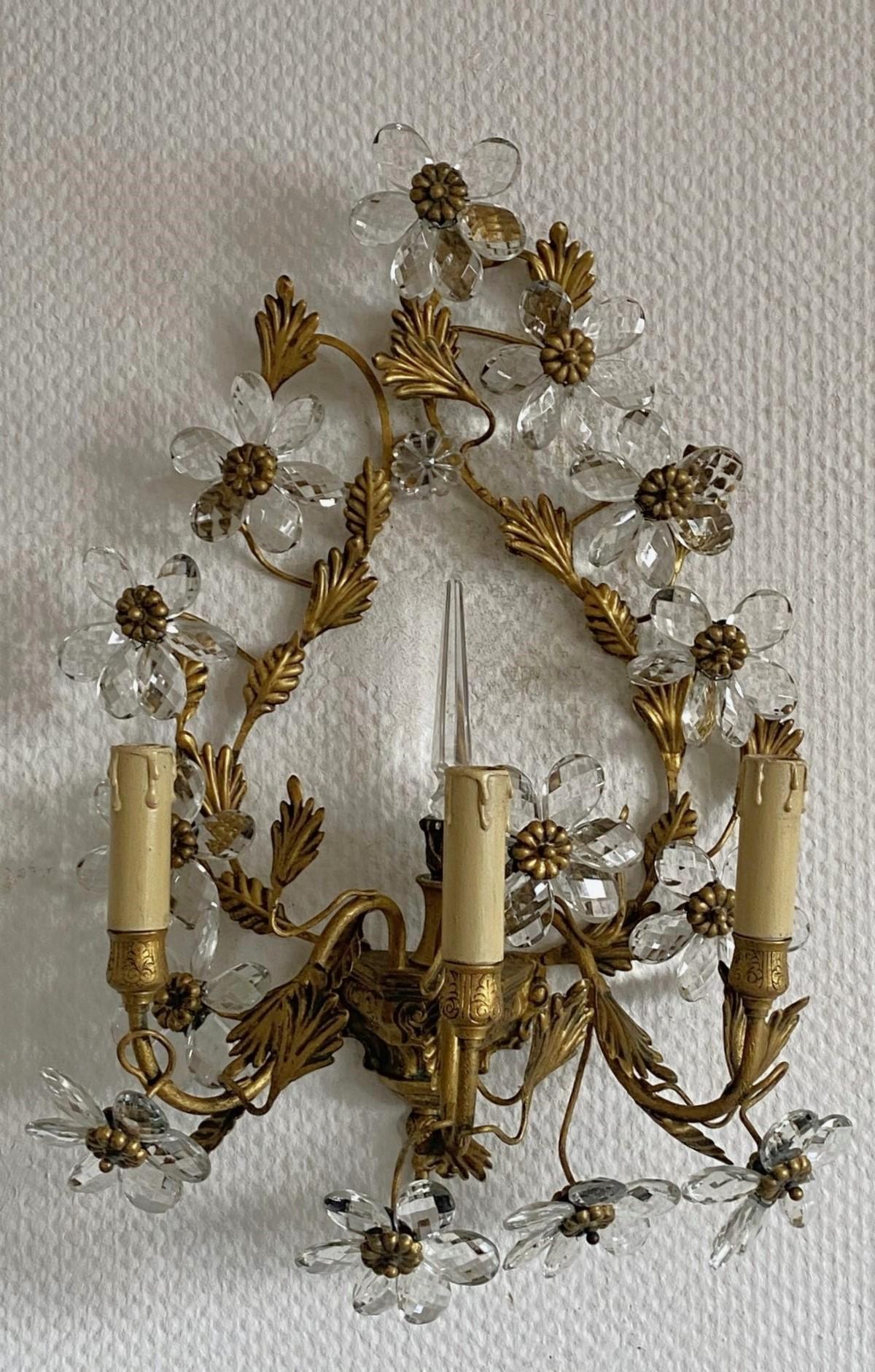 1930's Pair French Wrought Iron Crystal Thee-Light Wall Sconces by Maison Bagues (Facettiert) im Angebot