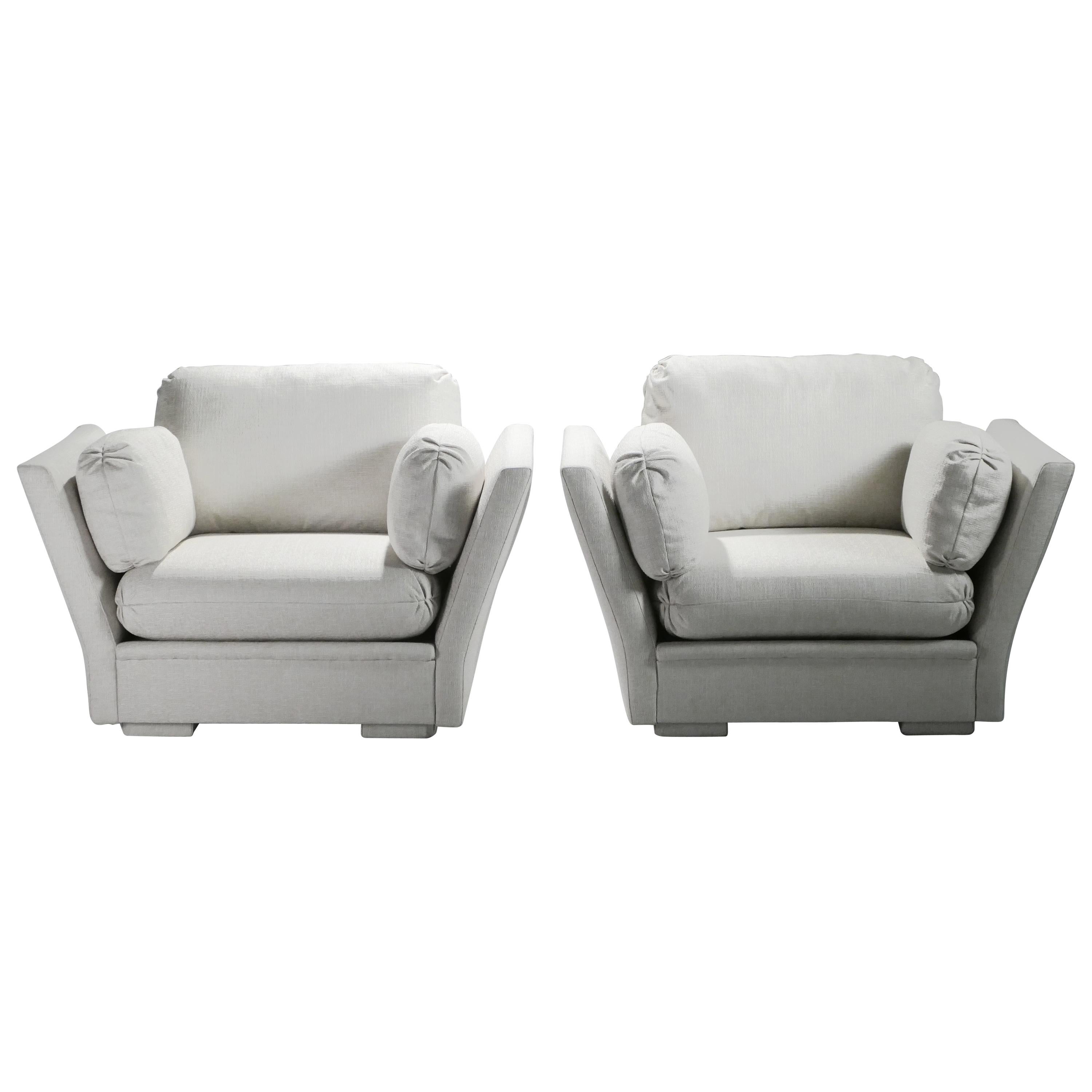 As inviting as they are stylish, this pair of Maison Jansen armchairs reflects the brand’s neoclassical side. The original colossal models have been reupholstered in high-quality cotton Camengo Oleron, in a neutral, sophisticated and textured cream